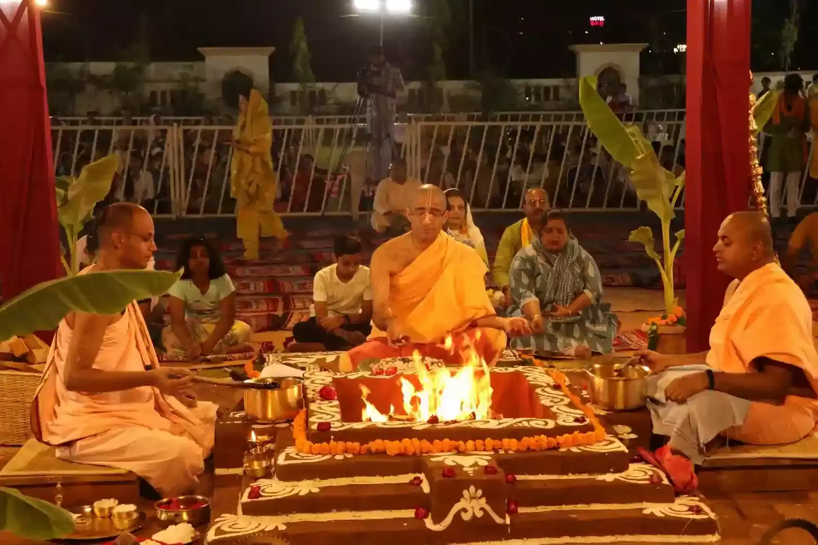 जयपुर के गुप्त वृन्दावन धाम मंदिर में राम नवमी उत्सव के लिए की गई फूलों की विशेष सजावट का दृश्य। जयपुर के गुप्त वृन्दावन धाम मंदिर में राम नवमी उत्सव के लिए की गई फूलों की विशेष सजावट का दृश्य।