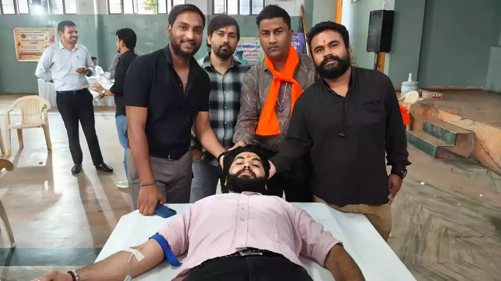 वरुण पथ मानसरोवर में कंचन देवी मेमोरियल ट्रस्ट के रक्तदान शिविर में रक्त देते युवा और चिकित्सा दल। वरुण पथ मानसरोवर में कंचन देवी मेमोरियल ट्रस्ट के रक्तदान शिविर में रक्त देते युवा और चिकित्सा दल।