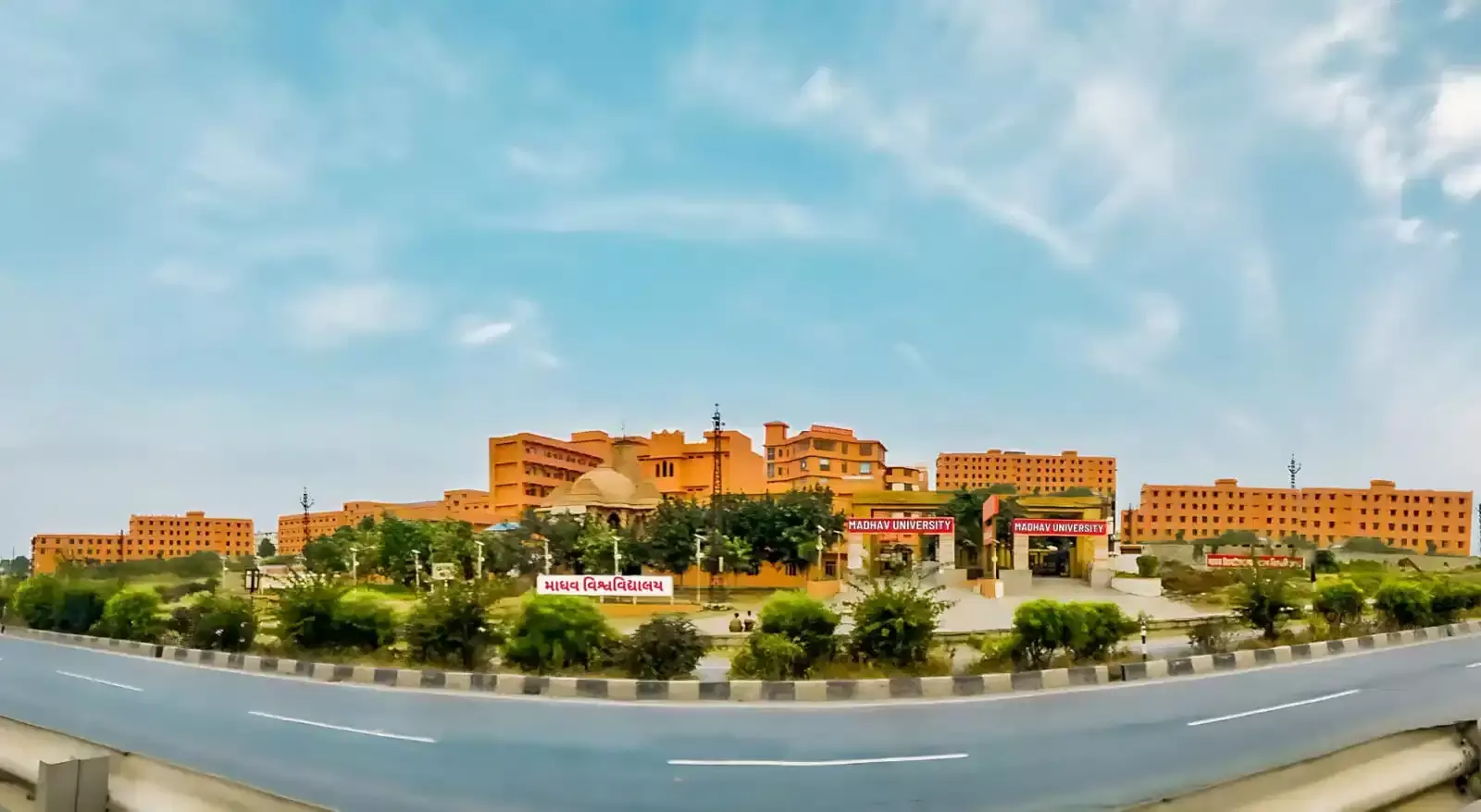 माधव विश्वविद्यालय सिरोही में जल जीवन मिशन जागरूकता रैली के दौरान पोस्टर और स्लोगन के साथ प्रदर्शन करते विद्यार्थी। माधव विश्वविद्यालय सिरोही में जल जीवन मिशन जागरूकता रैली के दौरान पोस्टर और स्लोगन के साथ प्रदर्शन करते विद्यार्थी।