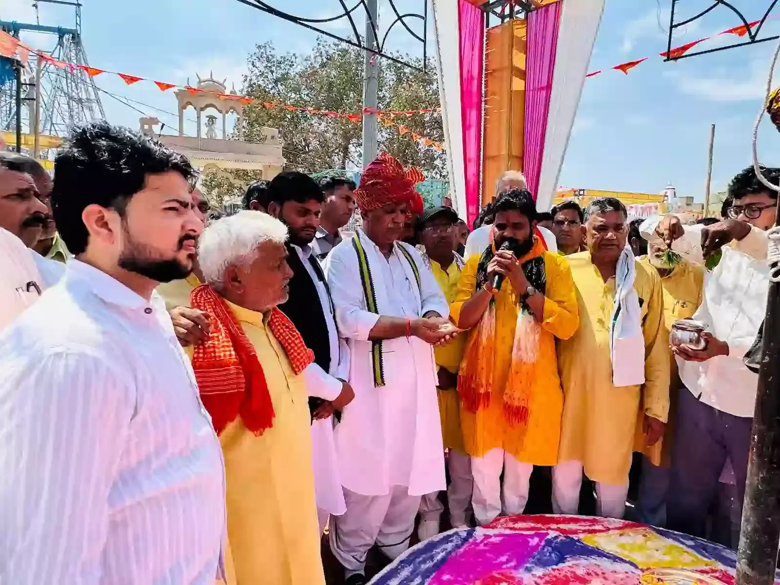डीग के बृजनगर में श्री राम रथ यात्रा मेले का फीता काटकर उद्घाटन करते गृह राज्य मंत्री जवाहर सिंह बेढ़म। डीग के बृजनगर में श्री राम रथ यात्रा मेले का फीता काटकर उद्घाटन करते गृह राज्य मंत्री जवाहर सिंह बेढ़म।