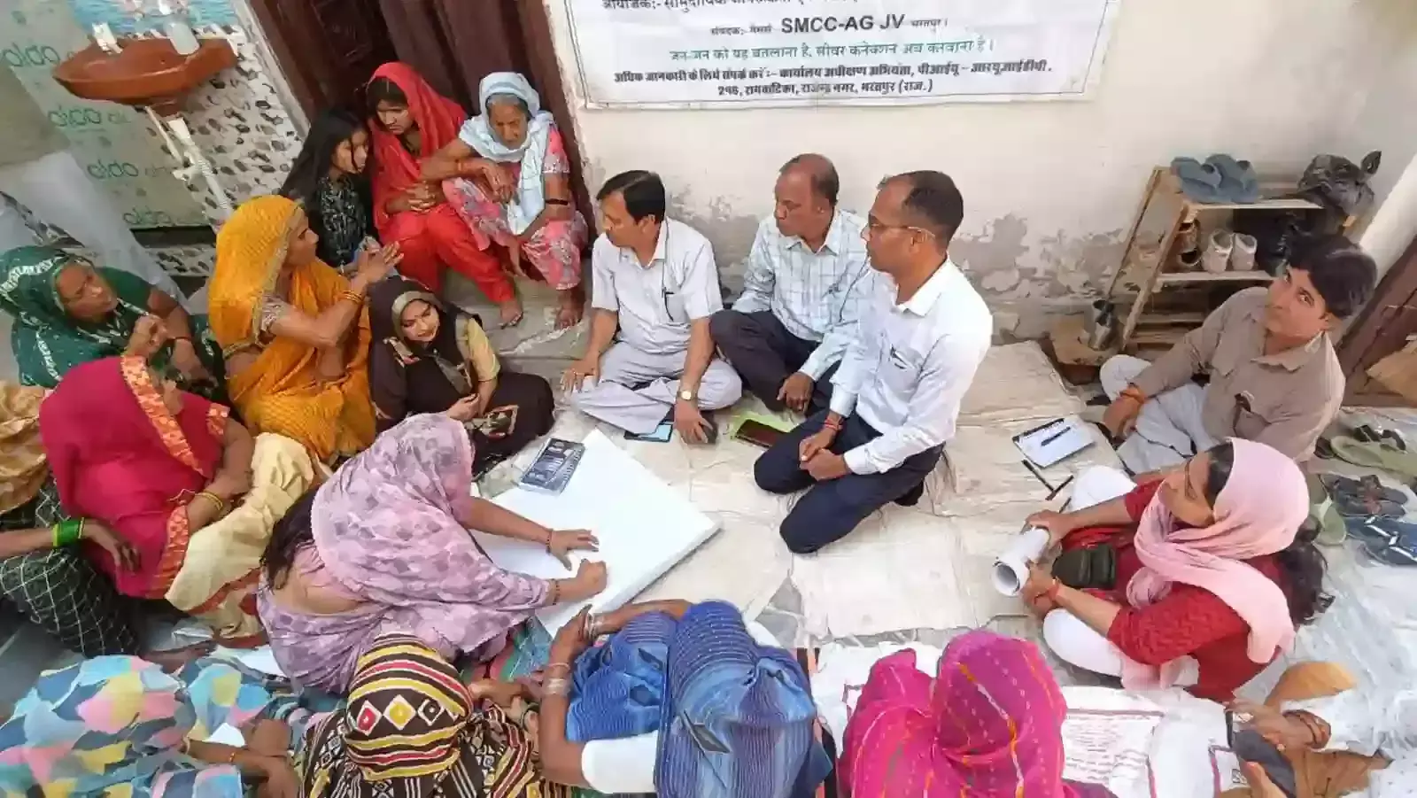 शास्त्री नगर भरतपुर के आंगनवाड़ी केंद्र में चार्ट के माध्यम से सीवर कनेक्शन की जानकारी लेती स्थानीय महिलाएं। शास्त्री नगर भरतपुर के आंगनवाड़ी केंद्र में चार्ट के माध्यम से सीवर कनेक्शन की जानकारी लेती स्थानीय महिलाएं।