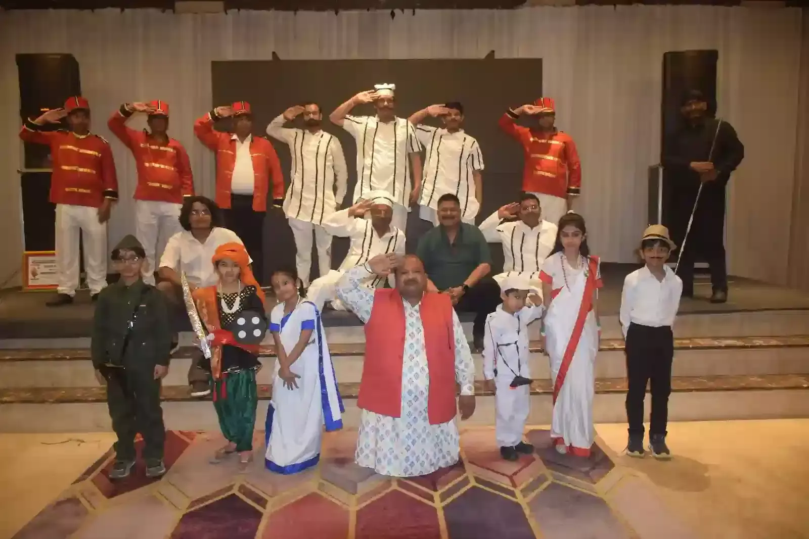 कोटा में शहीद दिवस कार्यक्रम के दौरान स्वतंत्रता सेनानियों की वेशभूषा में सजे बच्चे और मंच पर मौजूद अतिथि। कोटा में शहीद दिवस कार्यक्रम के दौरान स्वतंत्रता सेनानियों की वेशभूषा में सजे बच्चे और मंच पर मौजूद अतिथि।