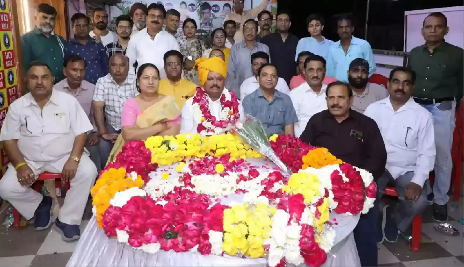 कोटा के सोगरिया में भारतीय राष्ट्रीय किसान महासभा के कार्यक्रम में मंच पर भाषण देते मनोज दुबे। कोटा के सोगरिया में भारतीय राष्ट्रीय किसान महासभा के कार्यक्रम में मंच पर भाषण देते मनोज दुबे।