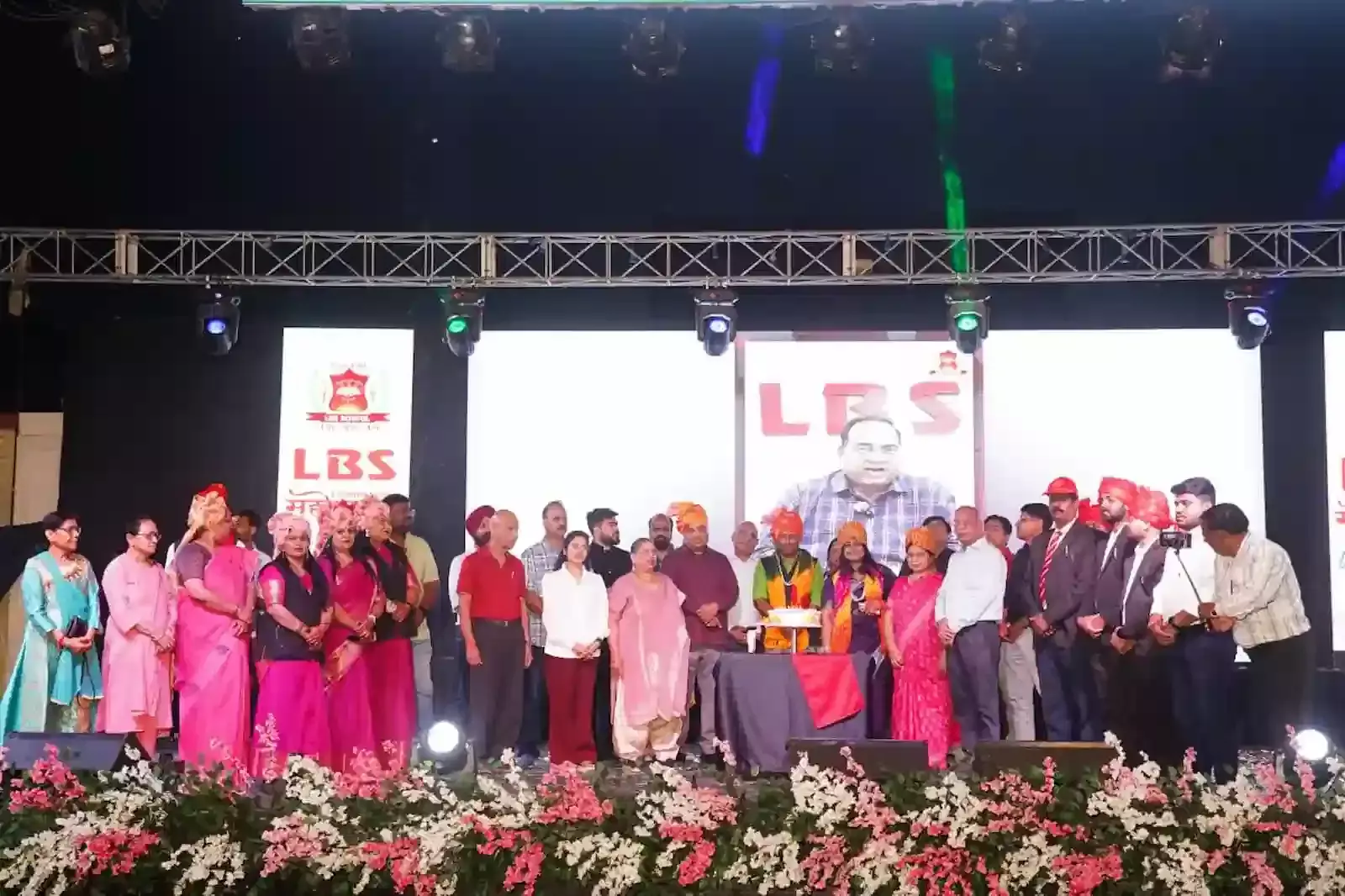 कोटा में एलबीएस फाउंडेशन महोत्सव के दौरान मंच पर दीप प्रज्वलन करते अतिथि और संस्थान के पदाधिकारी। कोटा में एलबीएस फाउंडेशन महोत्सव के दौरान मंच पर दीप प्रज्वलन करते अतिथि और संस्थान के पदाधिकारी।