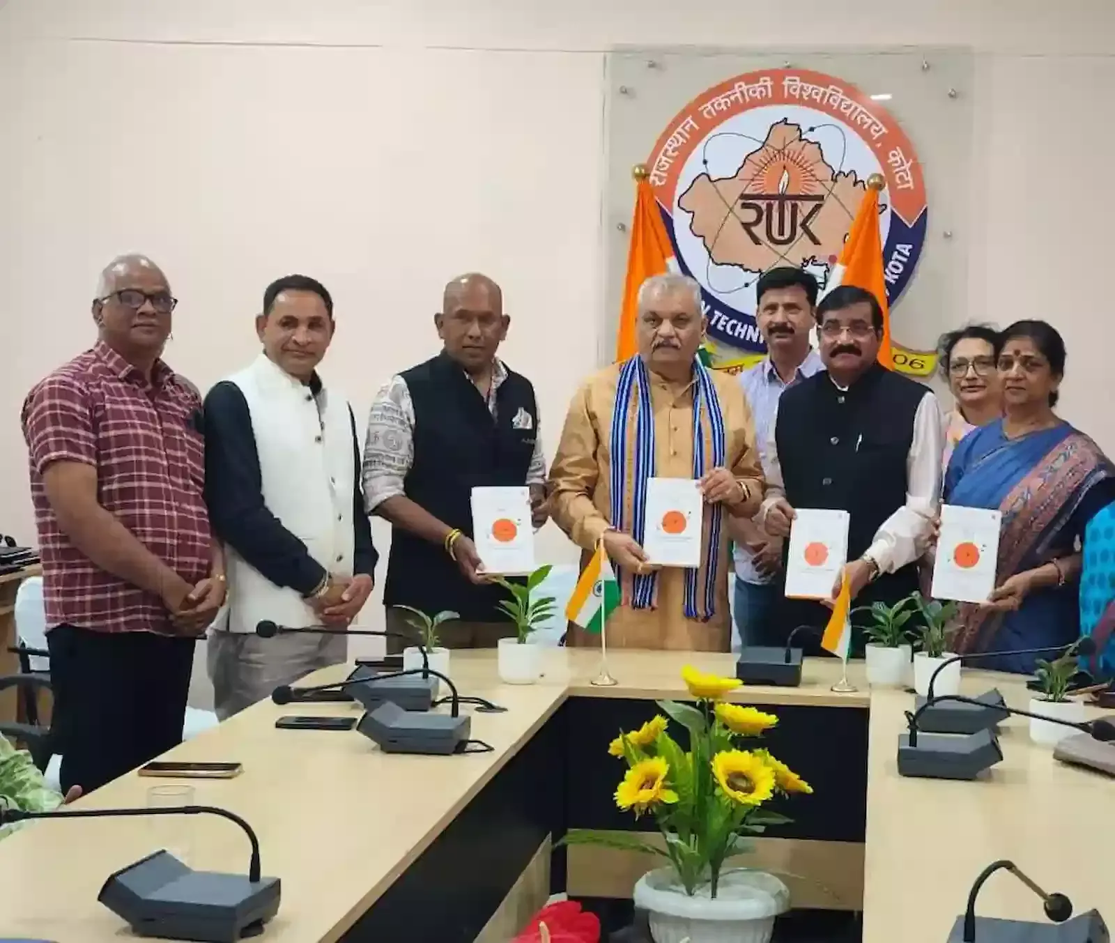 वर्धमान महावीर खुला विश्वविद्यालय कोटा में कुलगुरु प्रो बीएल वर्मा और हार्टफुलनेस ट्रस्ट प्रतिनिधि एमओयू साइन करते हुए। वर्धमान महावीर खुला विश्वविद्यालय कोटा में कुलगुरु प्रो बीएल वर्मा और हार्टफुलनेस ट्रस्ट प्रतिनिधि एमओयू साइन करते हुए।
