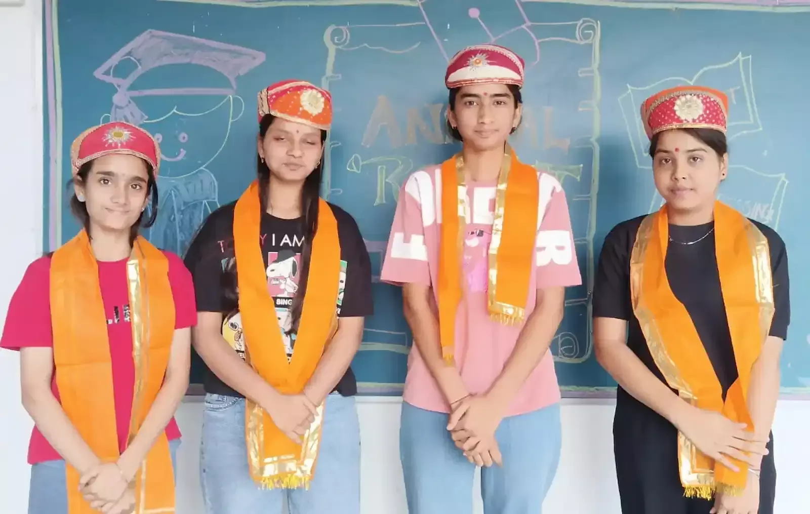 उदयपुर के राष्ट्रभारती एकेडमी में 10वीं बोर्ड टॉपर दीक्षा राठौड़ और अन्य मेधावी छात्राएं सम्मान समारोह के दौरान उपस्थित। उदयपुर के राष्ट्रभारती एकेडमी में 10वीं बोर्ड टॉपर दीक्षा राठौड़ और अन्य मेधावी छात्राएं सम्मान समारोह के दौरान उपस्थित।
