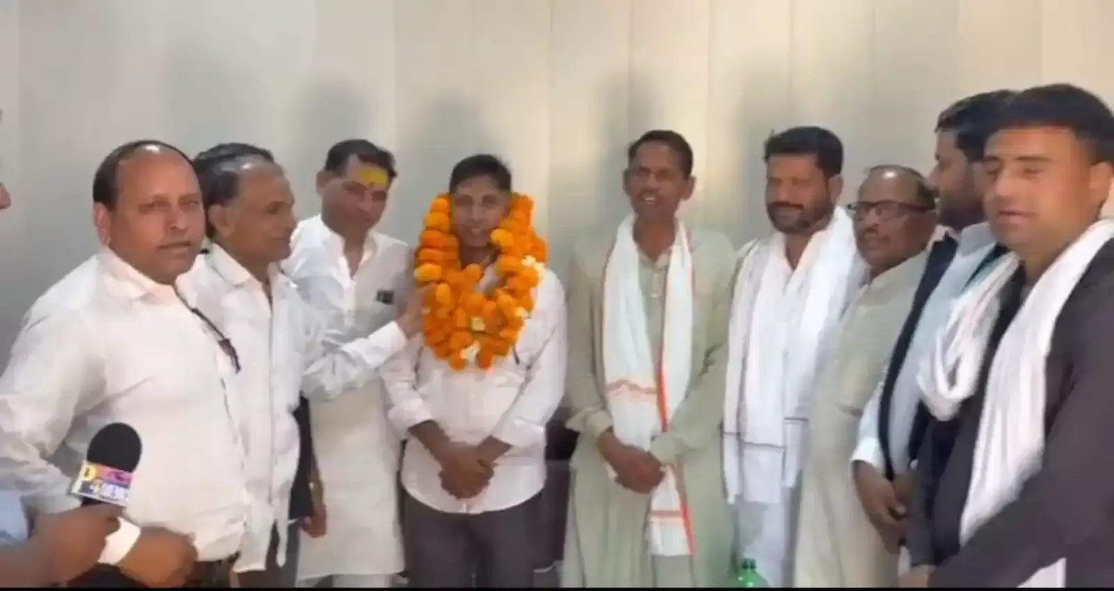 डीग में युवा कांग्रेस चुनाव नामांकन के दौरान प्रत्याशी राकेश मानौता और वरिष्ठ कांग्रेस नेता मिठाई खिलाकर खुशी मनाते हुए। डीग में युवा कांग्रेस चुनाव नामांकन के दौरान प्रत्याशी राकेश मानौता और वरिष्ठ कांग्रेस नेता मिठाई खिलाकर खुशी मनाते हुए।