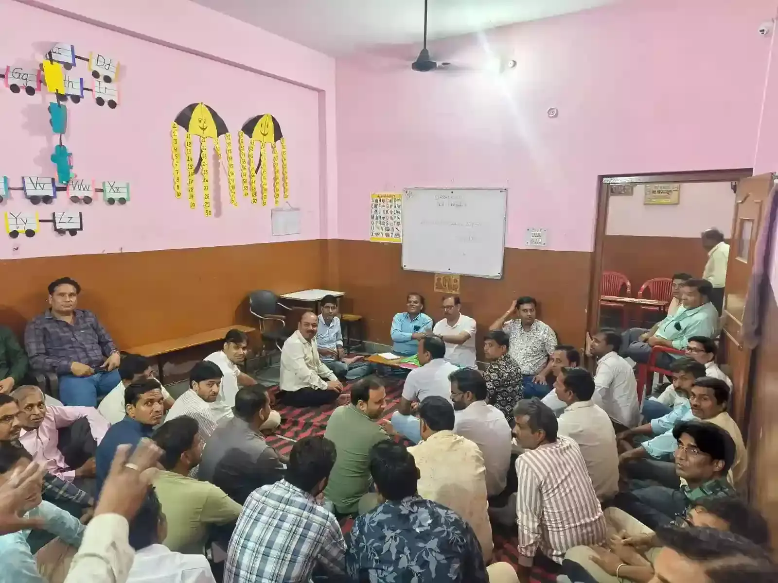 हिंडौन सिटी में महावीर जयंती शोभायात्रा की तैयारियों के लिए पल्लीवाल नवयुवक ट्रस्ट की बैठक में चर्चा करते सदस्य। हिंडौन सिटी में महावीर जयंती शोभायात्रा की तैयारियों के लिए पल्लीवाल नवयुवक ट्रस्ट की बैठक में चर्चा करते सदस्य।