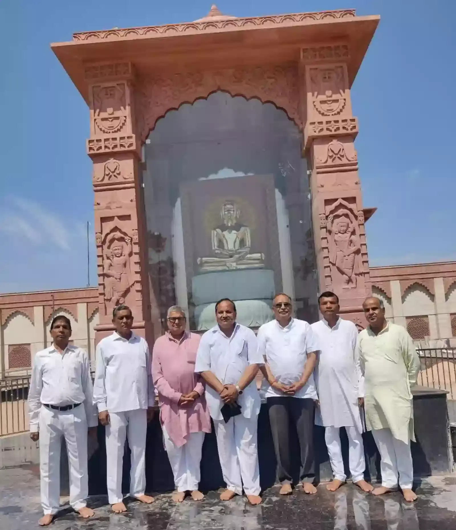 श्री महावीर जी रेलवे स्टेशन के गोल सर्कल में भगवान महावीर की प्रतिमा की सफाई करते श्रद्धालु। श्री महावीर जी रेलवे स्टेशन के गोल सर्कल में भगवान महावीर की प्रतिमा की सफाई करते श्रद्धालु।