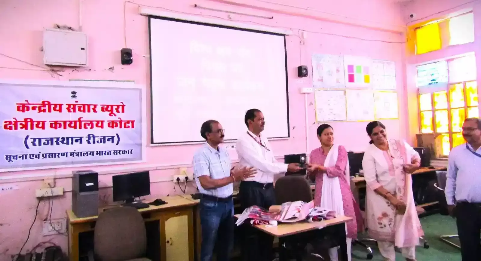 सवाई माधोपुर जिला कलक्टर काना राम को स्कूल विकास हेतु दान का चेक सौंपते प्रधानाचार्य राम प्रसाद शर्मा। सवाई माधोपुर जिला कलक्टर काना राम को स्कूल विकास हेतु दान का चेक सौंपते प्रधानाचार्य राम प्रसाद शर्मा।
