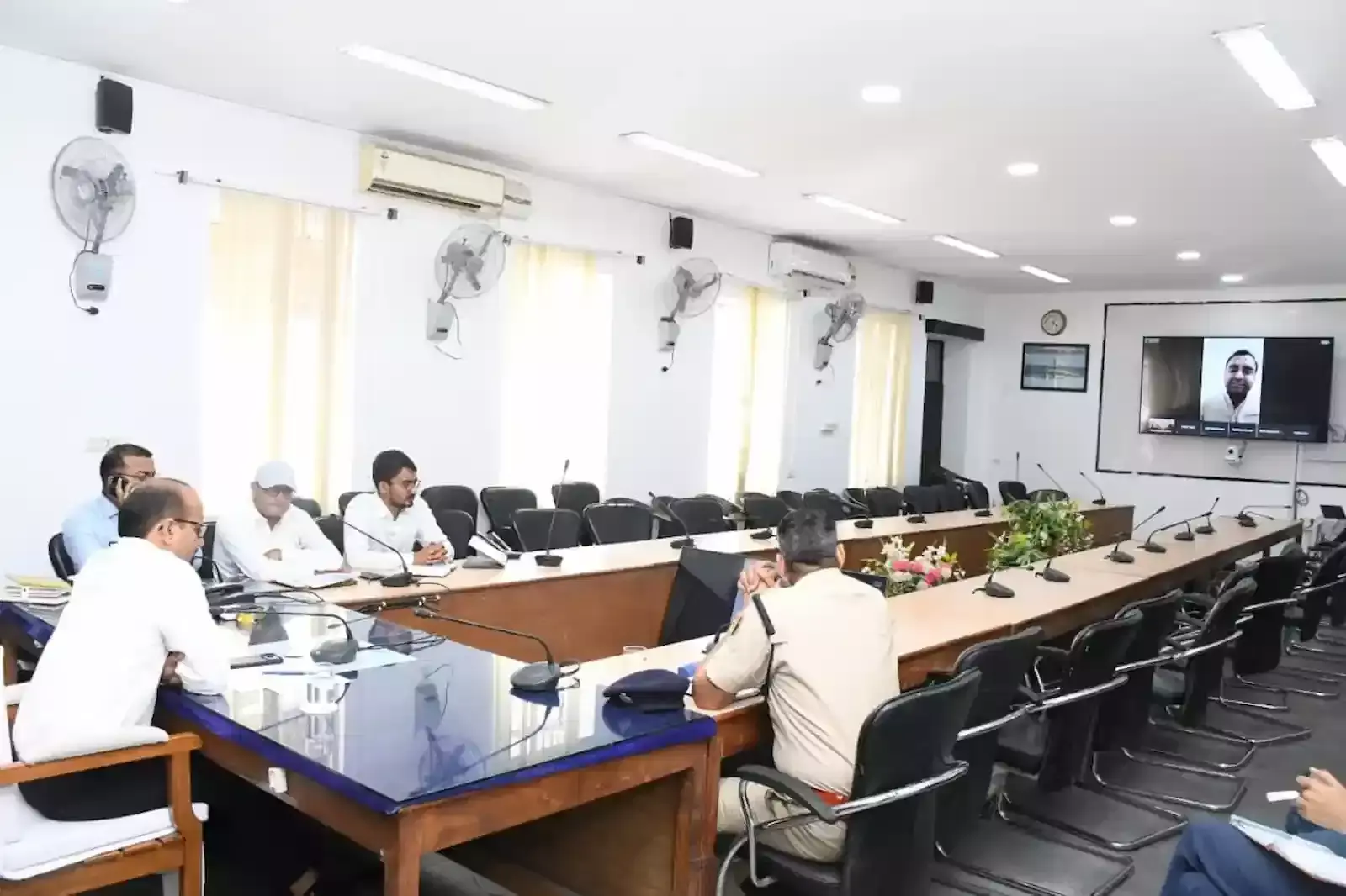 सवाई माधोपुर कलेक्ट्रेट में अधिकारियों के साथ ईंधन आपूर्ति की समीक्षा बैठक करते जिला कलक्टर काना राम। सवाई माधोपुर कलेक्ट्रेट में अधिकारियों के साथ ईंधन आपूर्ति की समीक्षा बैठक करते जिला कलक्टर काना राम।