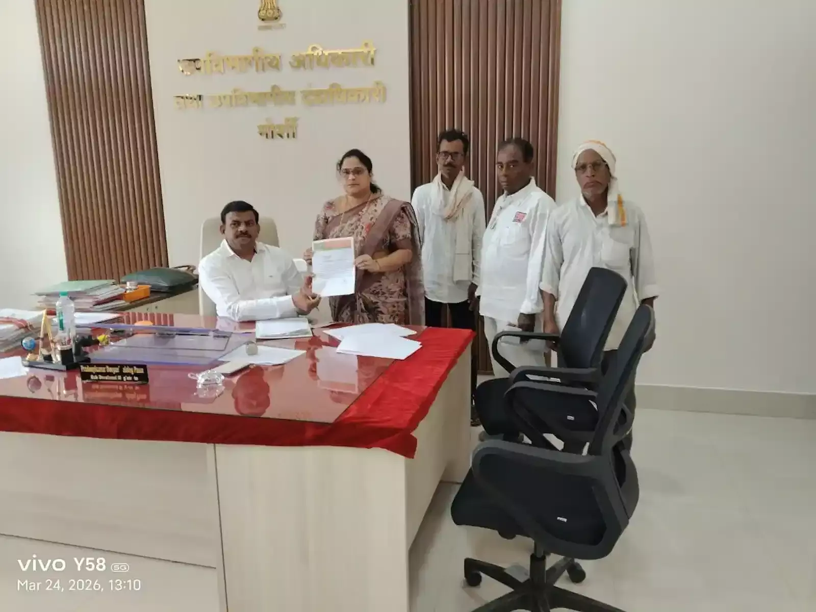मोर्शी में किसान बळीराजा पानंद रस्ता योजना के अंतर्गत सड़क मरम्मत हेतु अधिकारियों को आवेदन पत्र देते हुए।