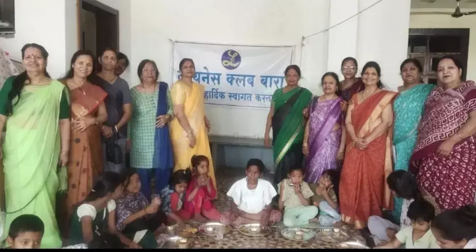 बारां में लायनेस क्लब की महिला सदस्य बच्चों को भोजन और उपहार वितरित करते हुए। बारां में लायनेस क्लब की महिला सदस्य बच्चों को भोजन और उपहार वितरित करते हुए।