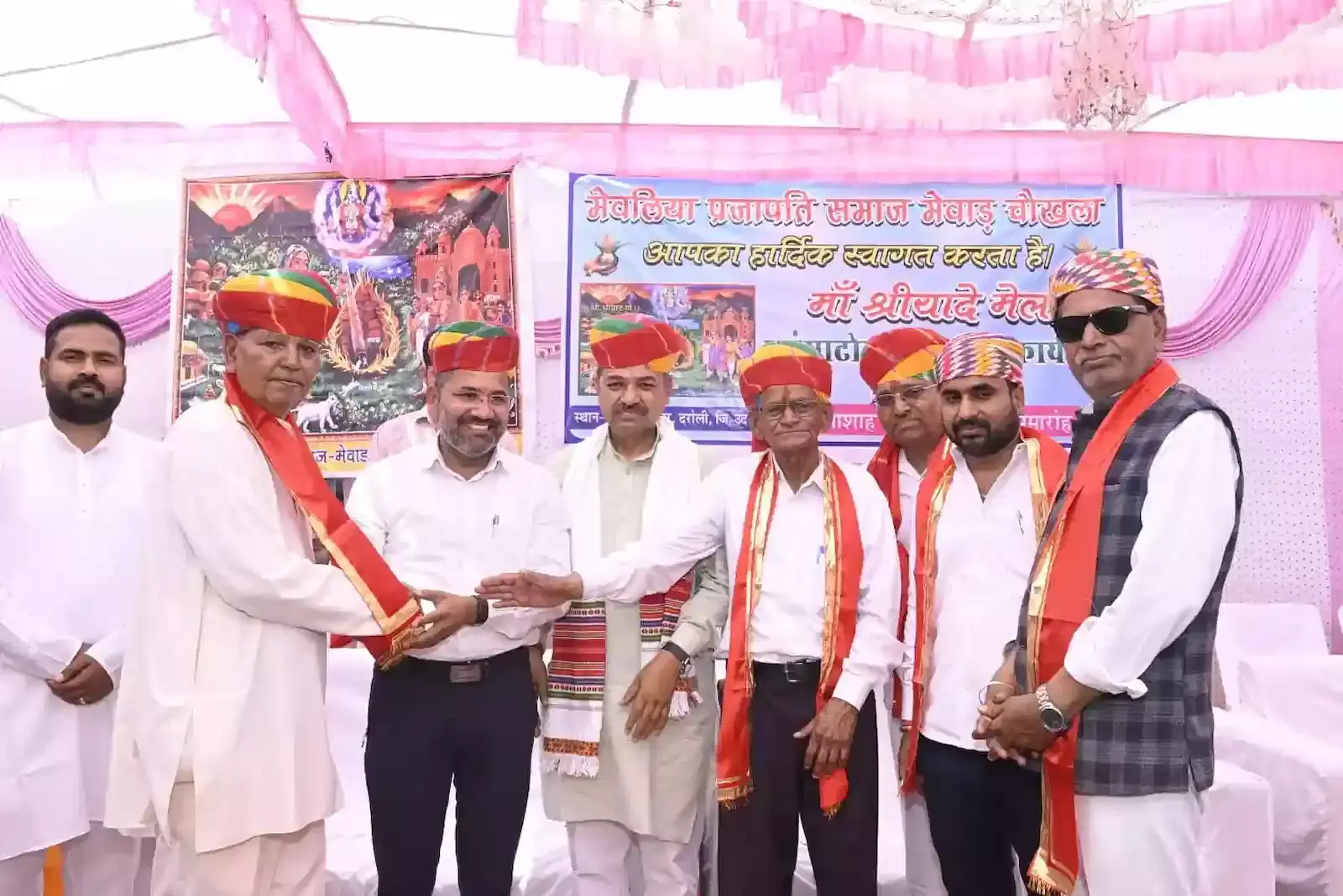 दरौली के श्रीयादे मंदिर पाटोत्सव कार्यक्रम में मंचासीन अतिथि और उपस्थित प्रजापति समाज के श्रद्धालु। दरौली के श्रीयादे मंदिर पाटोत्सव कार्यक्रम में मंचासीन अतिथि और उपस्थित प्रजापति समाज के श्रद्धालु।