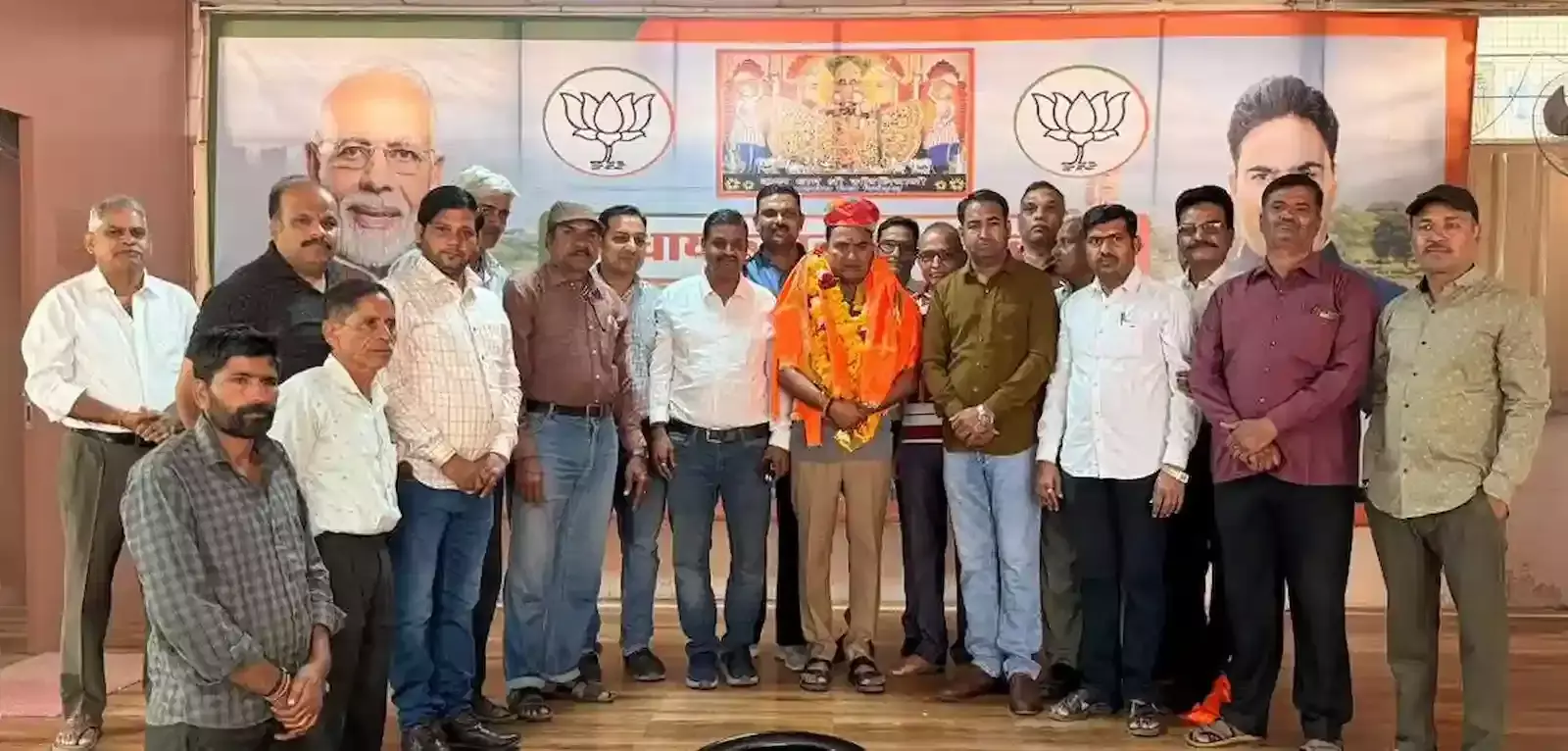 चित्तौड़गढ़ में विधायक चन्द्रभानसिंह आक्या का स्वागत करते बापुनगर और सेंथी के निवासी। चित्तौड़गढ़ में विधायक चन्द्रभानसिंह आक्या का स्वागत करते बापुनगर और सेंथी के निवासी।