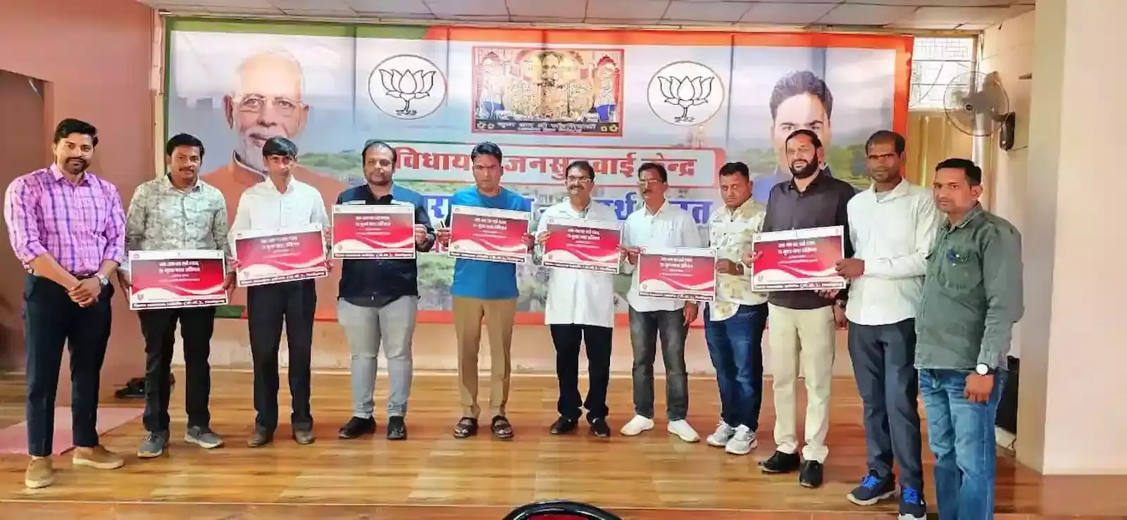 चित्तौड़गढ़ में विश्व क्षय दिवस पर पोस्टर विमोचन करते विधायक चंद्रभान सिंह आक्या और स्वास्थ्य विभाग के अधिकारी। चित्तौड़गढ़ में विश्व क्षय दिवस पर पोस्टर विमोचन करते विधायक चंद्रभान सिंह आक्या और स्वास्थ्य विभाग के अधिकारी।