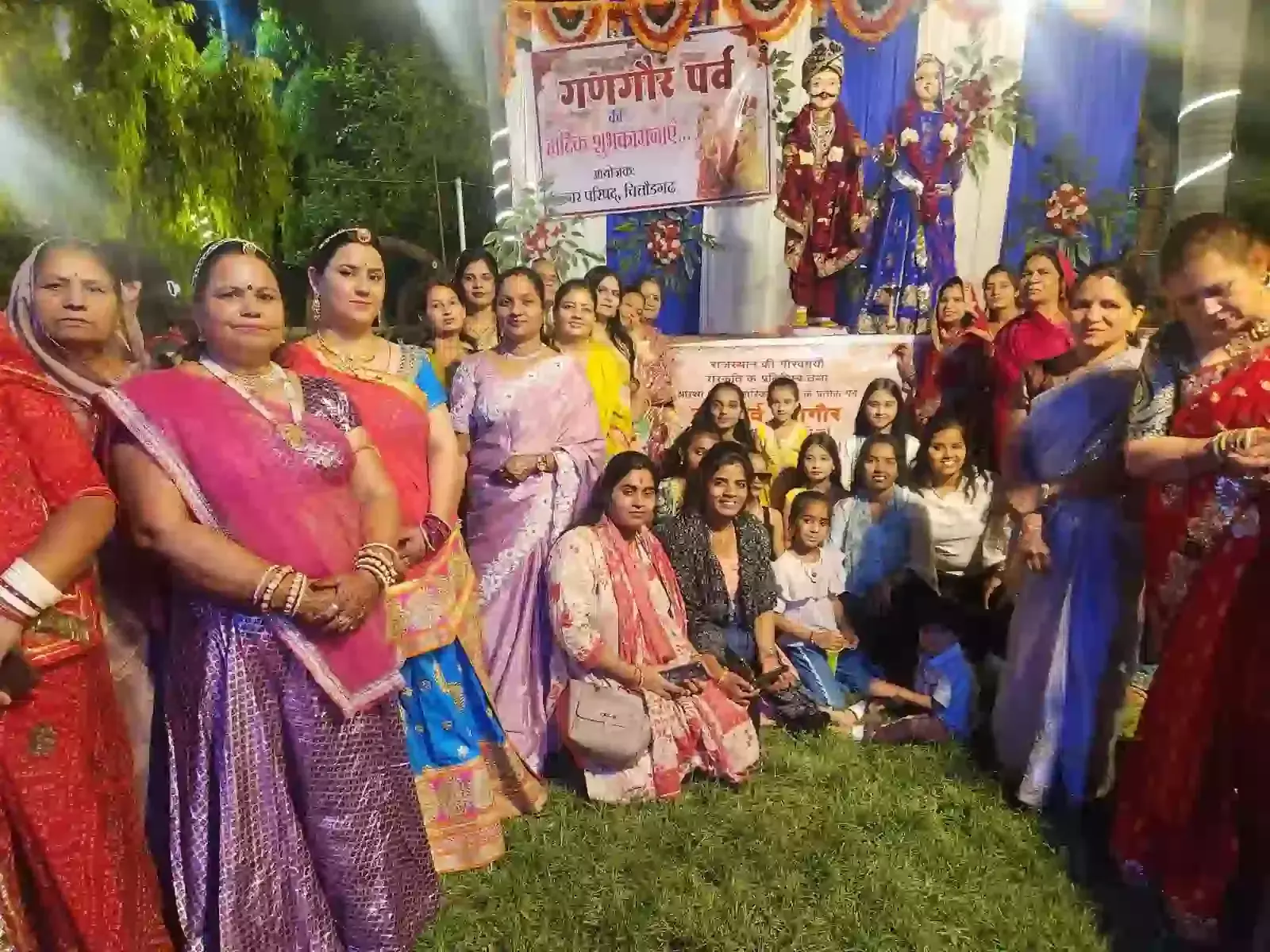 चित्तौड़गढ़ के पद्मिनी पार्क में पारंपरिक वेशभूषा में गणगौर उत्सव मनाती महिलाएं और बालिकाएं। चित्तौड़गढ़ के पद्मिनी पार्क में पारंपरिक वेशभूषा में गणगौर उत्सव मनाती महिलाएं और बालिकाएं।