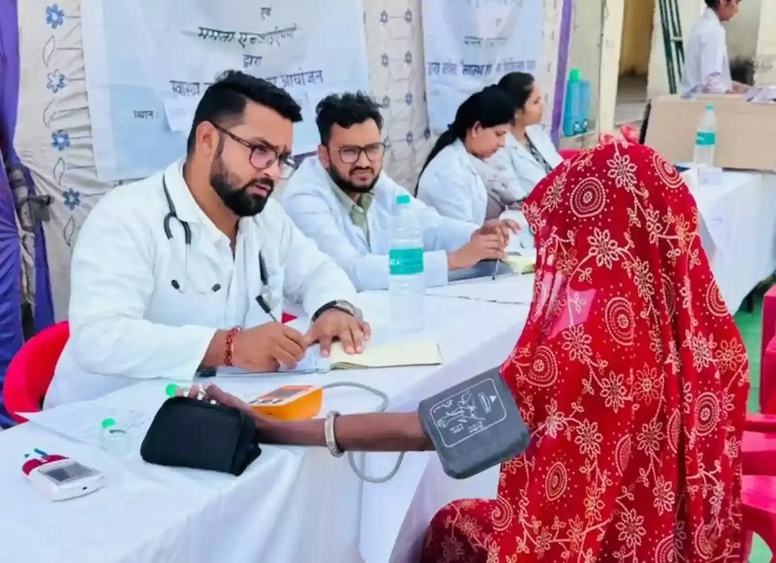 चित्तौड़गढ़ के चंदेरिया में हिंदुस्तान जिंक द्वारा आयोजित स्वास्थ्य शिविर में चिकित्सा जांच करवाते ग्रामीण पुरुष और महिलाएं। चित्तौड़गढ़ के चंदेरिया में हिंदुस्तान जिंक द्वारा आयोजित स्वास्थ्य शिविर में चिकित्सा जांच करवाते ग्रामीण पुरुष और महिलाएं।