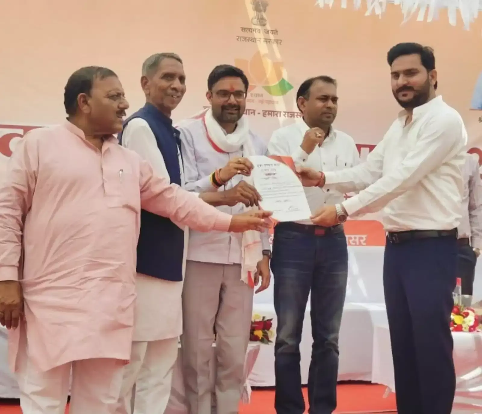बारां खेल संकुल मैदान में आयोजित युवा सम्बल मेला 2026 के दौरान पंजीकरण करवाते अभ्यर्थी और उपस्थित अधिकारी। बारां खेल संकुल मैदान में आयोजित युवा सम्बल मेला 2026 के दौरान पंजीकरण करवाते अभ्यर्थी और उपस्थित अधिकारी।