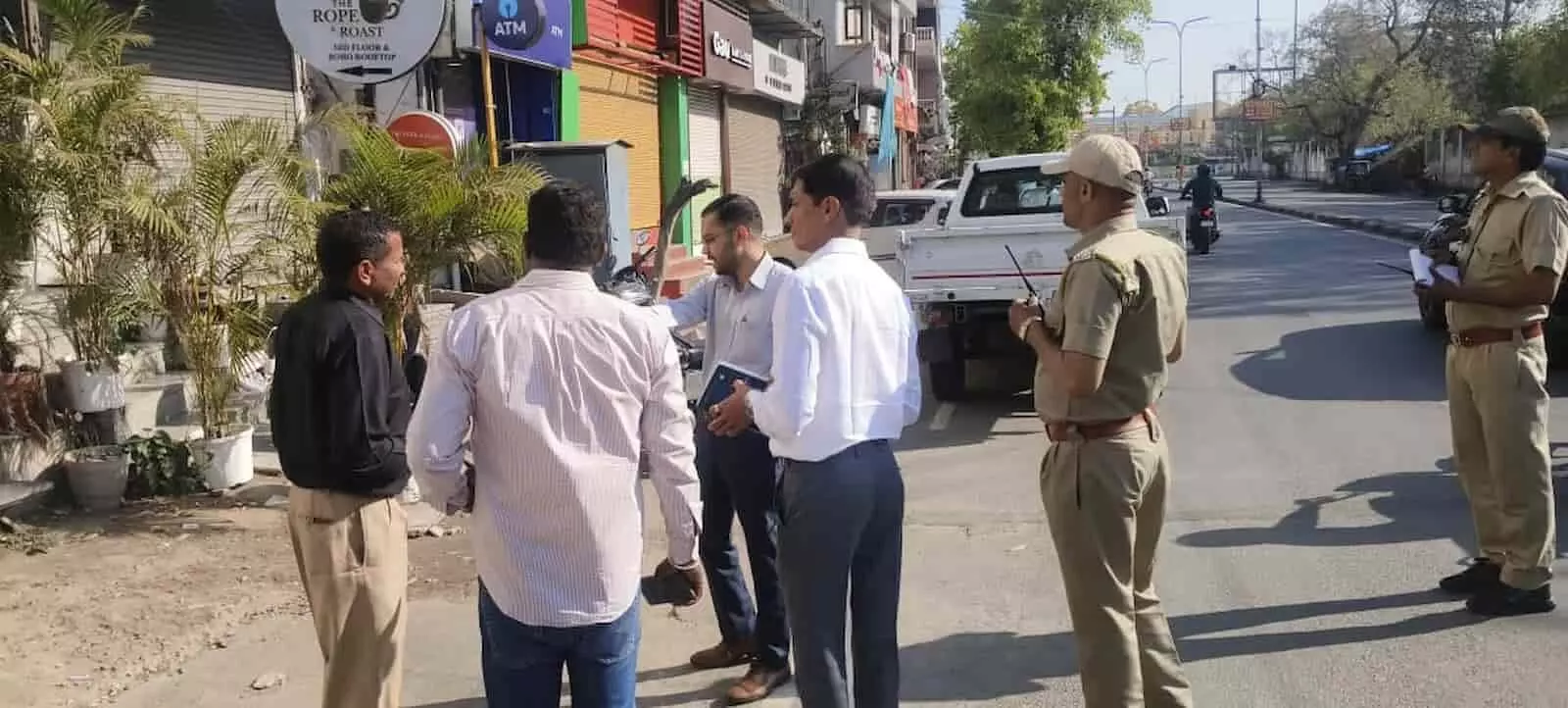 जयपुर में नगर निगम आयुक्त डॉ. गौरव सैनी सफाई व्यवस्था का निरीक्षण कर अधिकारियों को निर्देश दे रहे हैं। जयपुर में नगर निगम आयुक्त डॉ. गौरव सैनी सफाई व्यवस्था का निरीक्षण कर अधिकारियों को निर्देश दे रहे हैं।