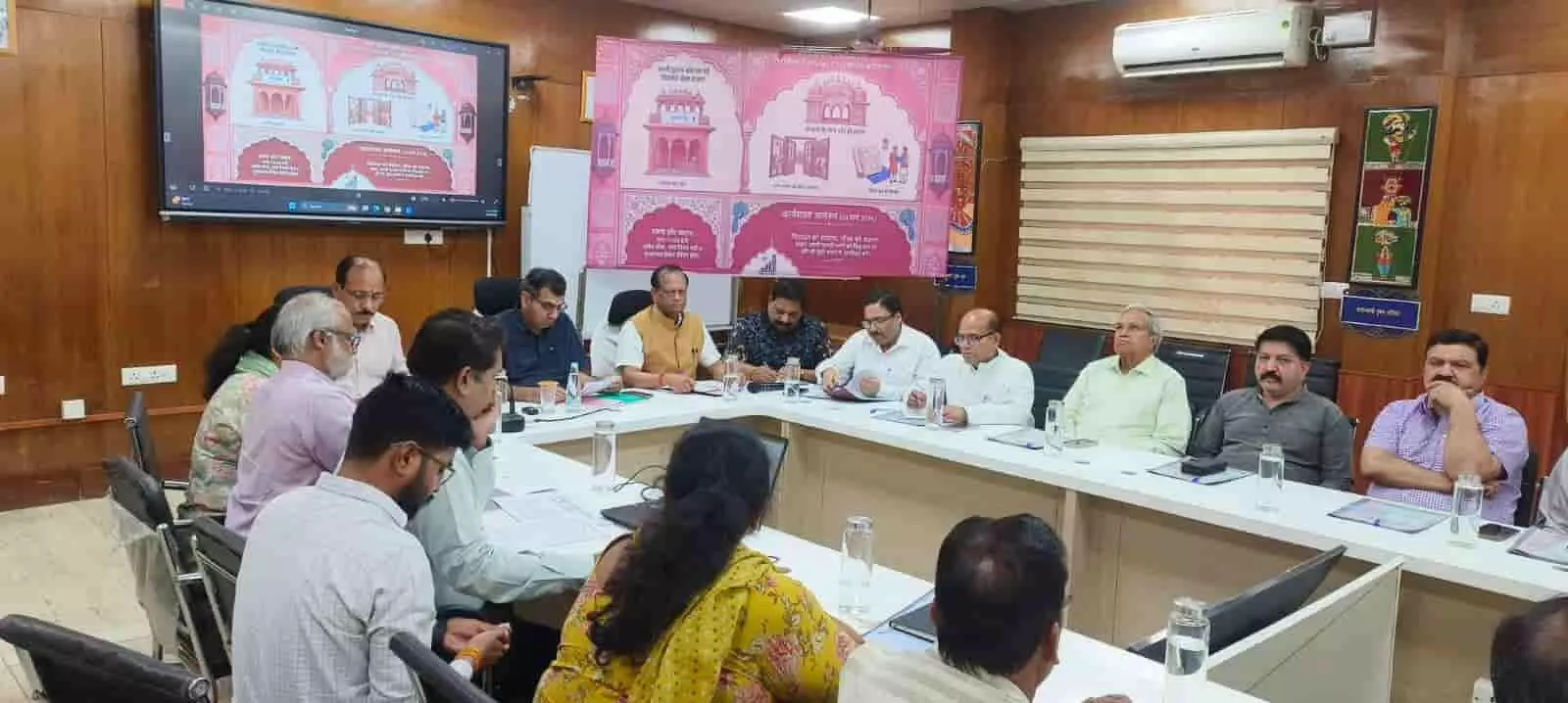 जयपुर नगर निगम मुख्यालय के मीटिंग हॉल में विरासत संरक्षण कार्यशाला के दौरान चर्चा करते अधिकारी और व्यापार मंडल प्रतिनिधि। जयपुर नगर निगम मुख्यालय के मीटिंग हॉल में विरासत संरक्षण कार्यशाला के दौरान चर्चा करते अधिकारी और व्यापार मंडल प्रतिनिधि।