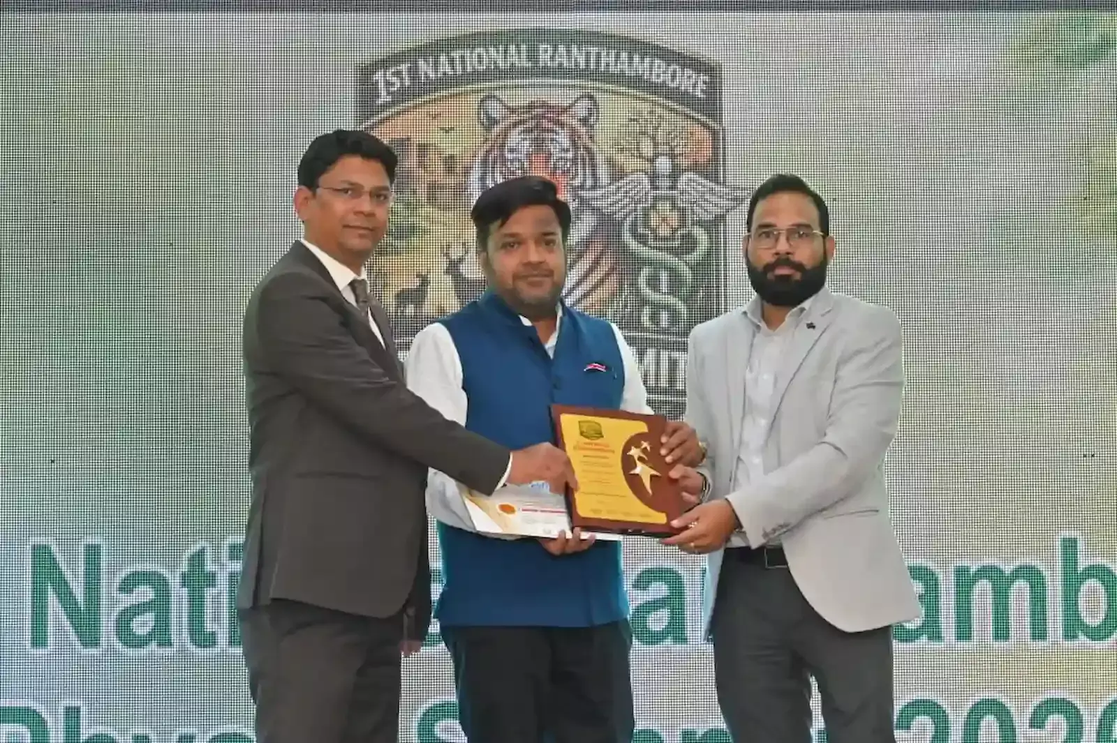 सवाई माधोपुर के फिजियोथेरेपी सम्मेलन में पुरस्कार ग्रहण करते हुए डॉ. क्षितिज गुप्ता और अन्य डॉक्टर। सवाई माधोपुर के फिजियोथेरेपी सम्मेलन में पुरस्कार ग्रहण करते हुए डॉ. क्षितिज गुप्ता और अन्य डॉक्टर।
