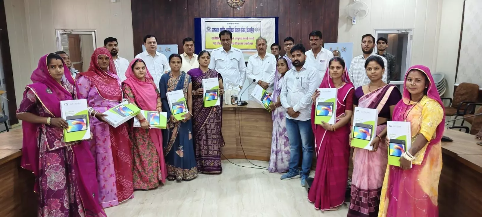 nimbahera-rajivika-women-cadres-tablet-distribution-shrichand-kriplani nimbahera-rajivika-women-cadres-tablet-distribution-shrichand-kriplani