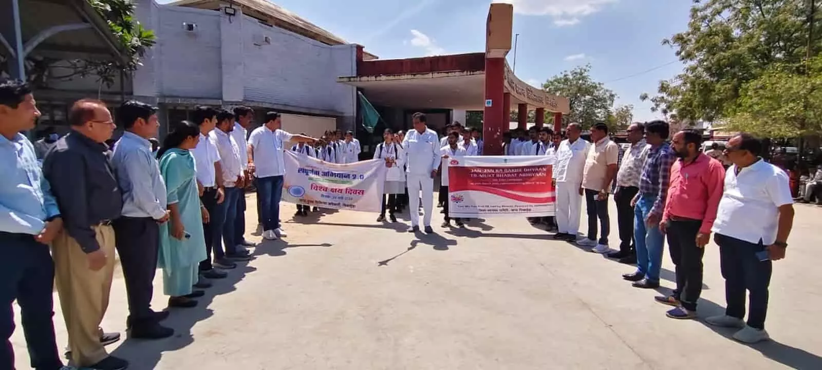 निम्बाहेड़ा जिला चिकित्सालय में विधायक श्रीचंद कृपलानी टीबी मरीजों को पोषण किट वितरित करते हुए। निम्बाहेड़ा जिला चिकित्सालय में विधायक श्रीचंद कृपलानी टीबी मरीजों को पोषण किट वितरित करते हुए।