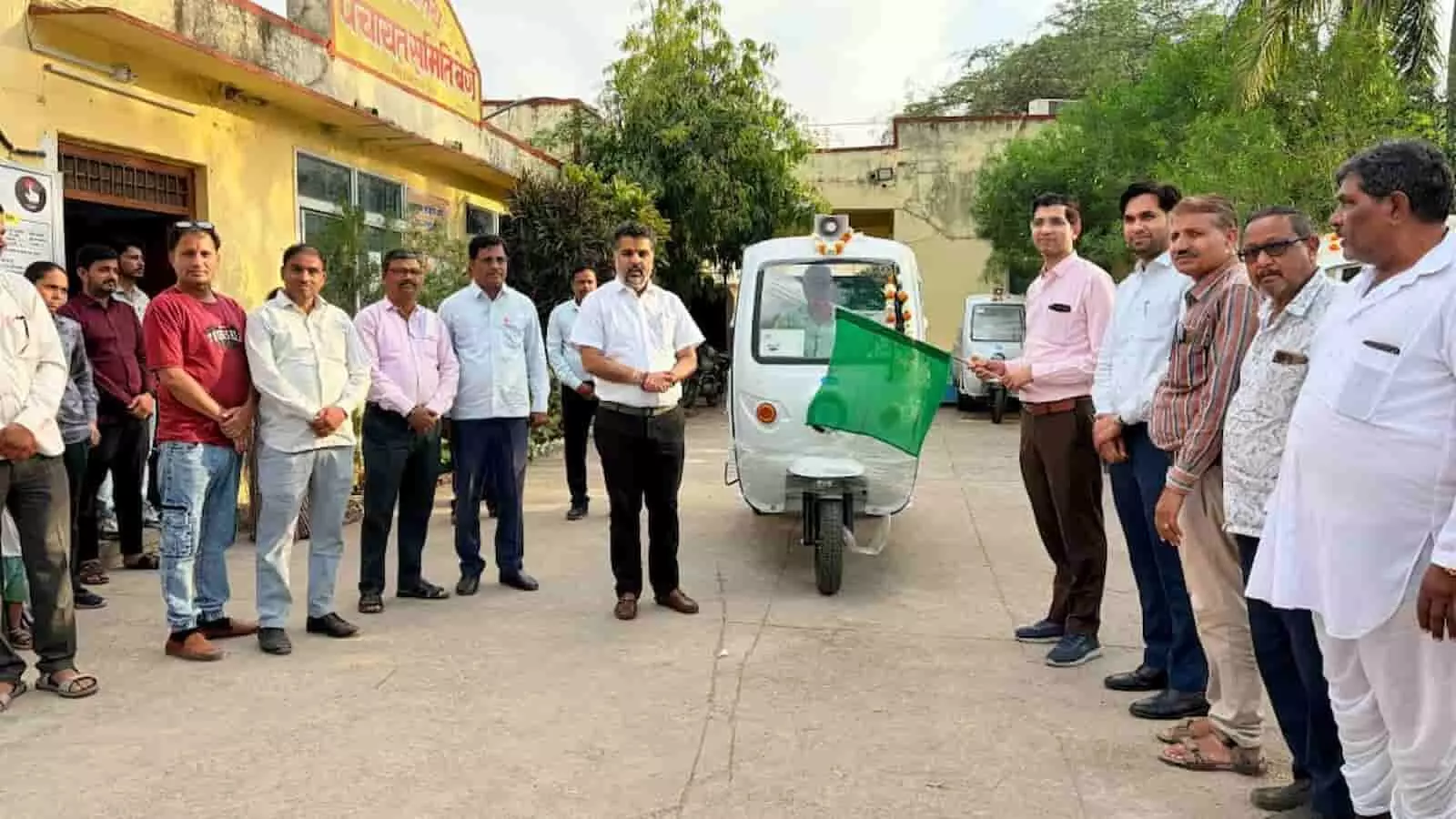 बेगूं पंचायत समिति सभागार में अधिकारियों की बैठक और विकास योजनाओं की समीक्षा का दृश्य। बेगूं पंचायत समिति सभागार में अधिकारियों की बैठक और विकास योजनाओं की समीक्षा का दृश्य।