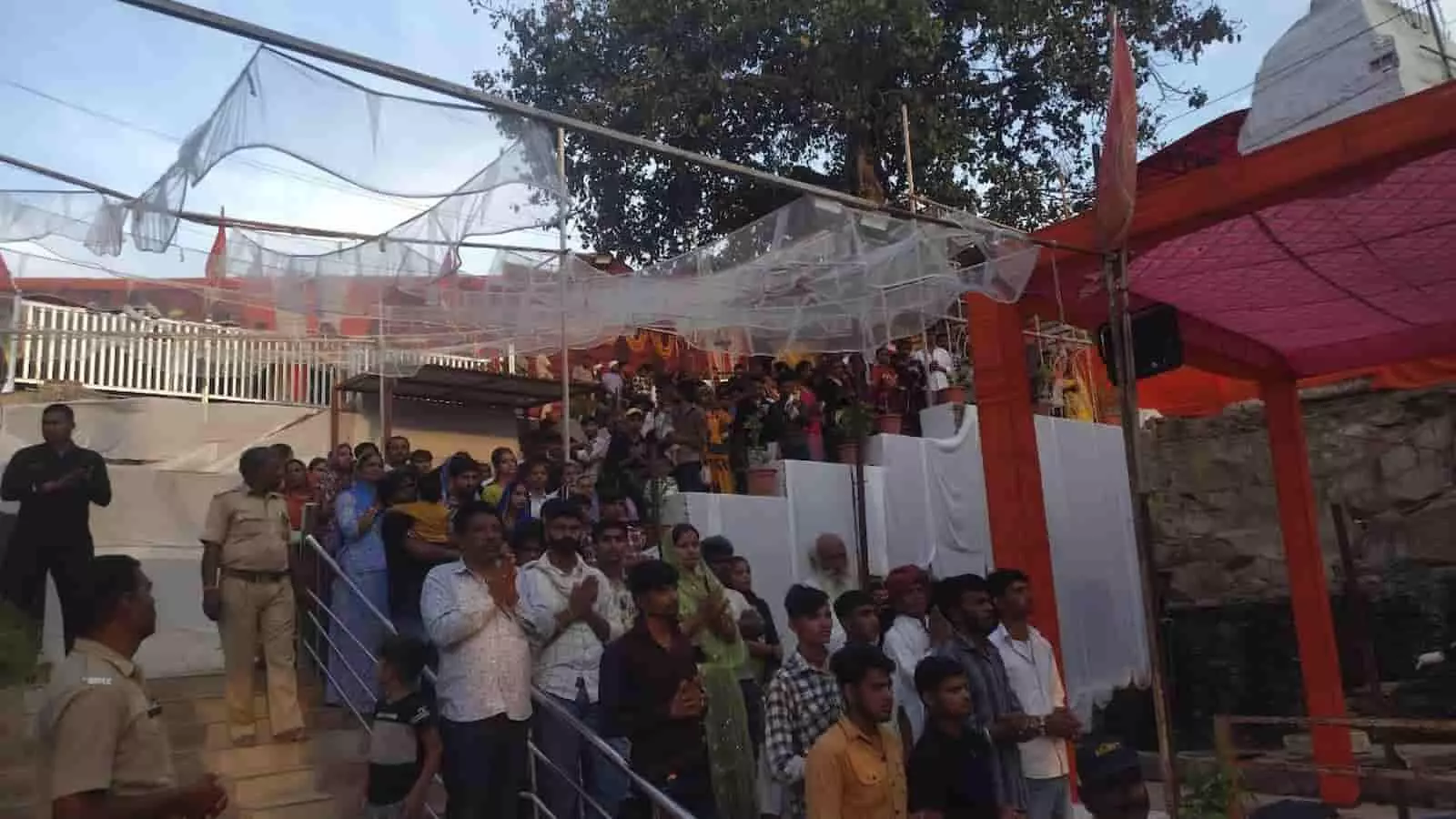 चित्तौड़गढ़ के जोगणिया माता मंदिर परिसर में नवरात्रि के दौरान दर्शन करते श्रद्धालु और धार्मिक आयोजन। चित्तौड़गढ़ के जोगणिया माता मंदिर परिसर में नवरात्रि के दौरान दर्शन करते श्रद्धालु और धार्मिक आयोजन।