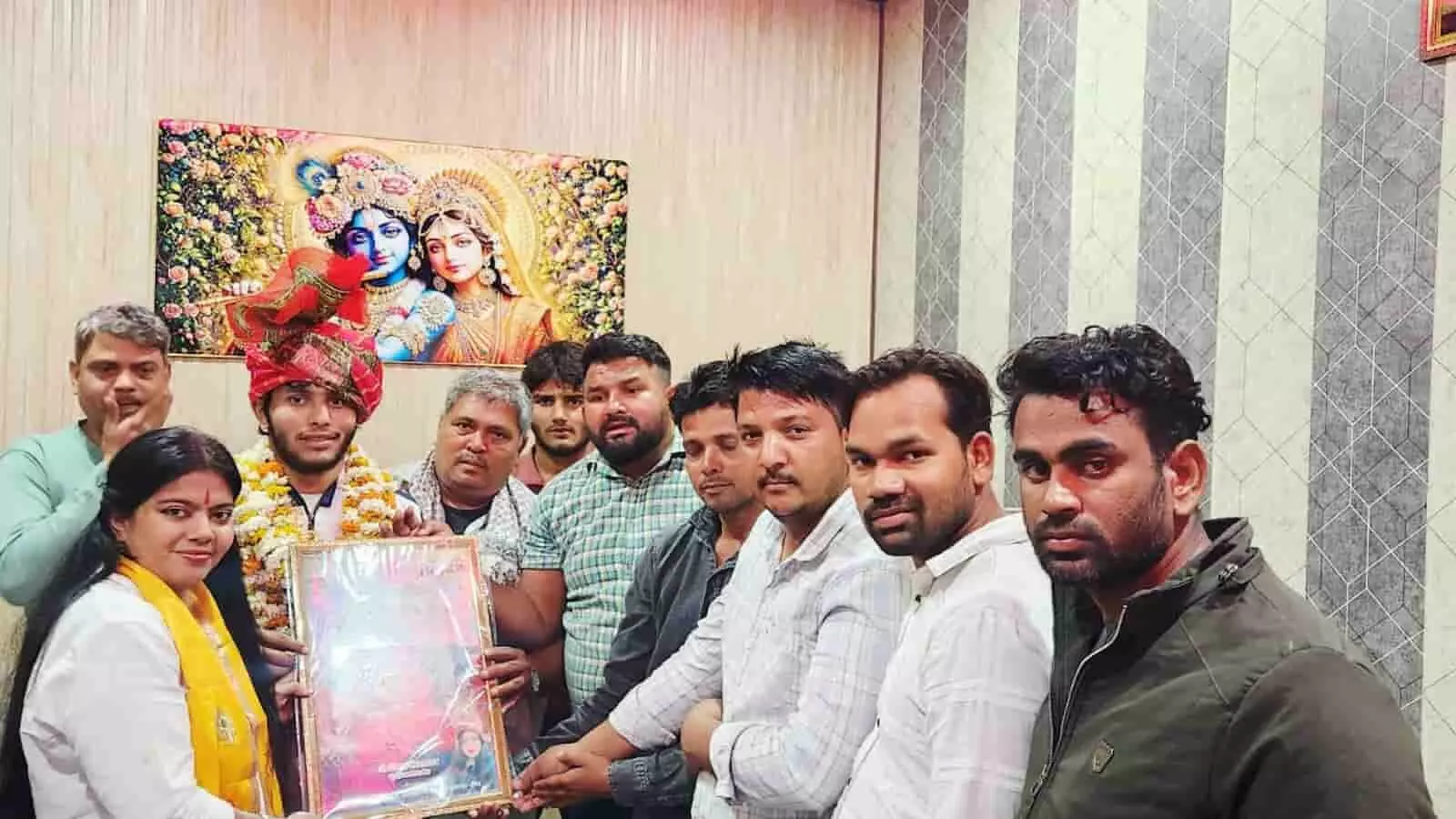 डीग में एडवोकेट श्वेता यादव लोहागढ़ किशोर विजेता पालेंद्र पहलवान को साफा पहनाकर सम्मानित कर रही हैं। डीग में एडवोकेट श्वेता यादव लोहागढ़ किशोर विजेता पालेंद्र पहलवान को साफा पहनाकर सम्मानित कर रही हैं।