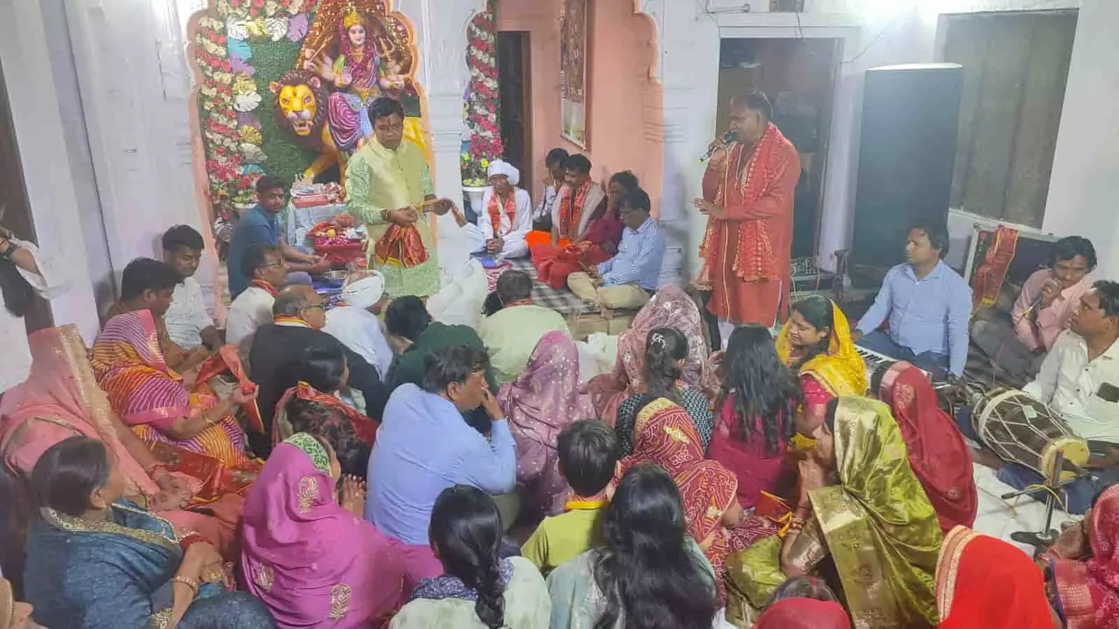 भुसावर की कानूनगो कॉलोनी में नवरात्रि के अवसर पर आयोजित माता के जागरण में भक्ति संगीत प्रस्तुत करते कलाकार। भुसावर की कानूनगो कॉलोनी में नवरात्रि के अवसर पर आयोजित माता के जागरण में भक्ति संगीत प्रस्तुत करते कलाकार।