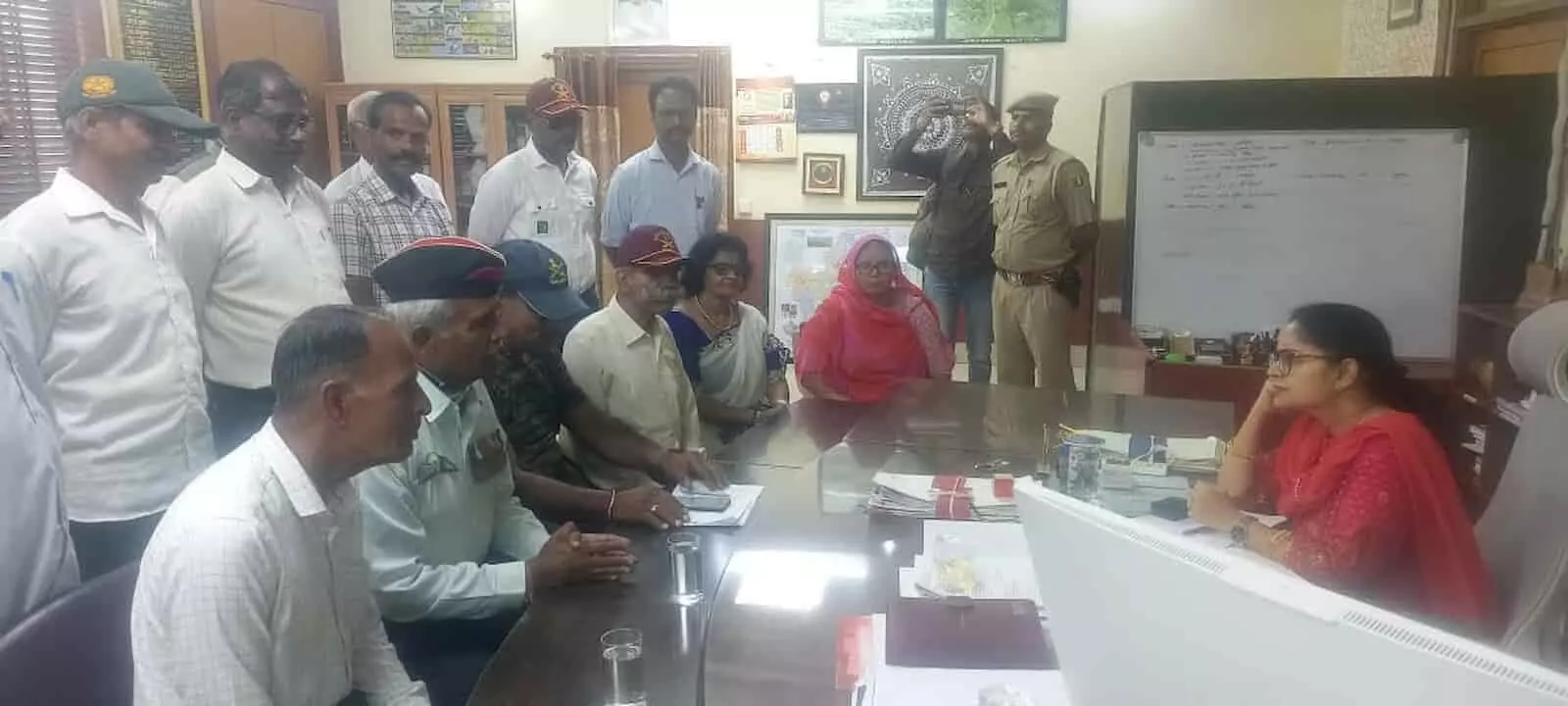 प्रतापगढ़ जिला कलेक्ट्रेट में पूर्व सैनिक विश्राम गृह निर्माण शुरू कराने के लिए कलेक्टर को ज्ञापन देते हुए। प्रतापगढ़ जिला कलेक्ट्रेट में पूर्व सैनिक विश्राम गृह निर्माण शुरू कराने के लिए कलेक्टर को ज्ञापन देते हुए।