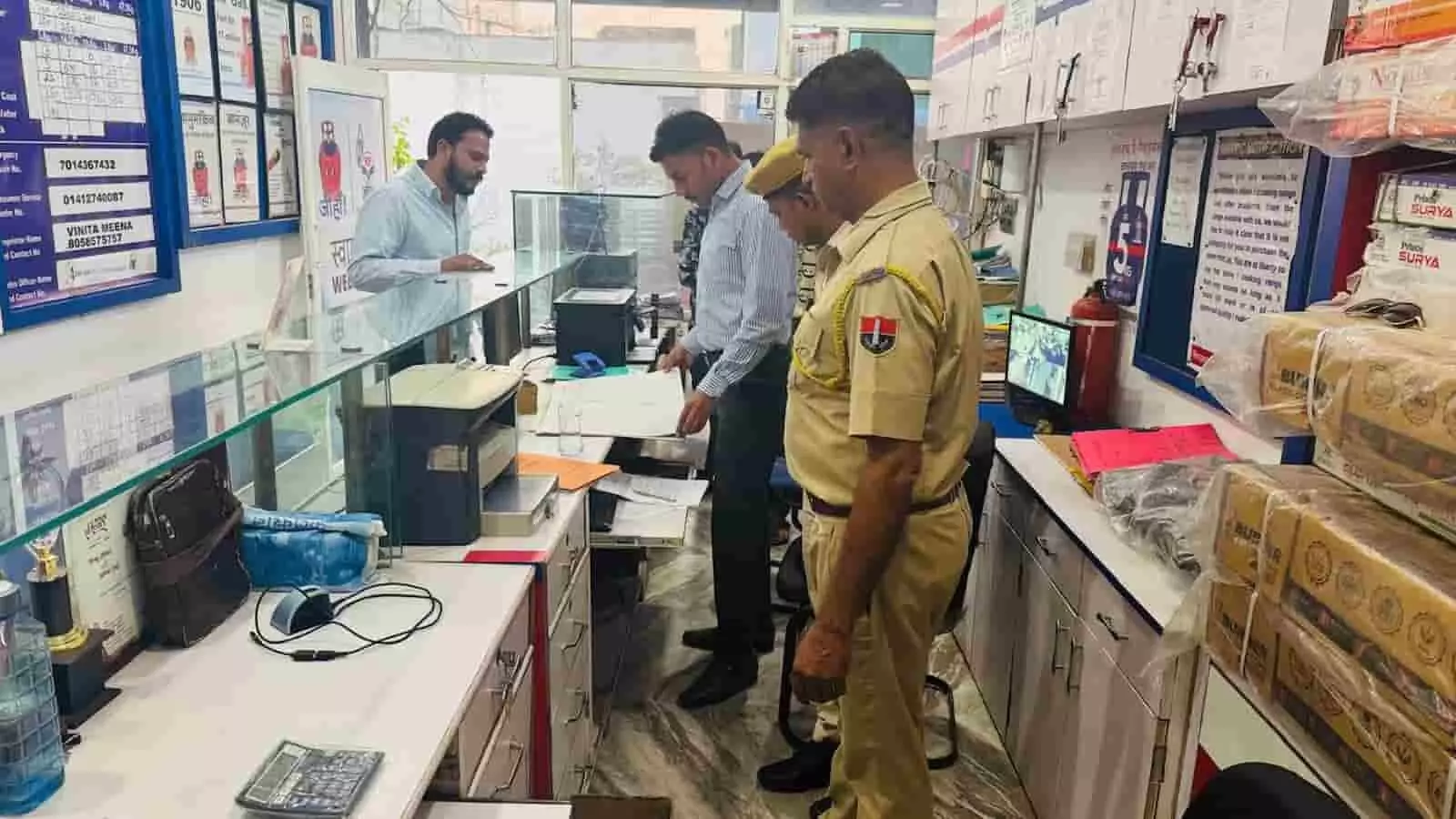बारां जिले में पुलिस अधिकारी एक गैस एजेंसी के गोदाम में रखे एलपीजी सिलेंडरों के स्टॉक का निरीक्षण करते हुए। बारां जिले में पुलिस अधिकारी एक गैस एजेंसी के गोदाम में रखे एलपीजी सिलेंडरों के स्टॉक का निरीक्षण करते हुए।