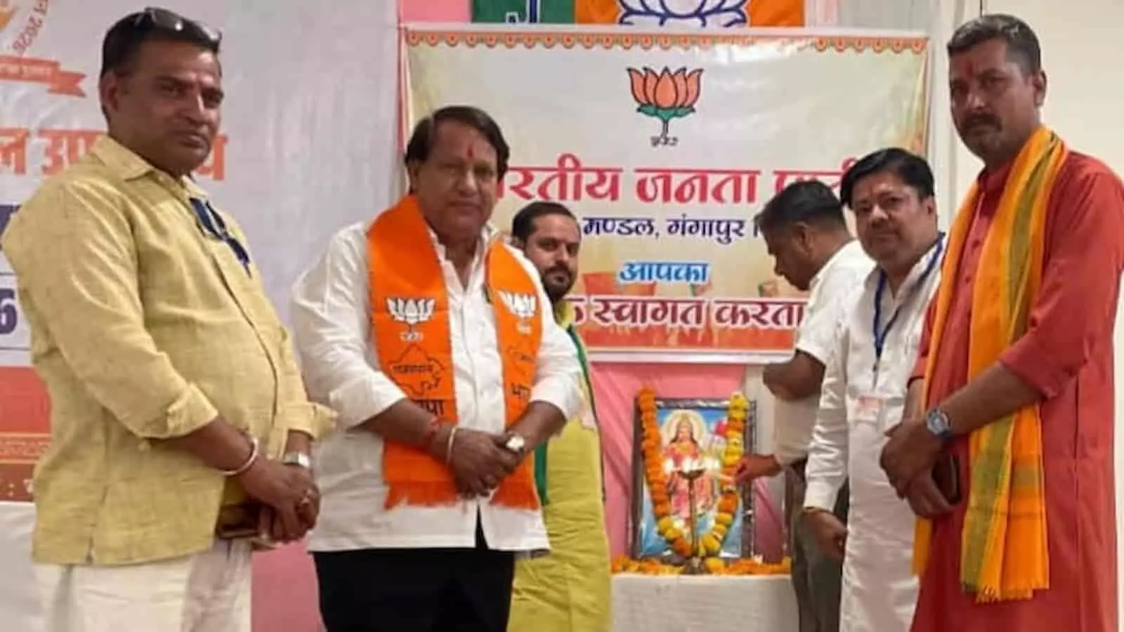 गंगापुर सिटी में भाजपा प्रशिक्षण शिविर के मंच पर दीप प्रज्ज्वलित करते हुए पार्टी पदाधिकारी और कार्यकर्ता। गंगापुर सिटी में भाजपा प्रशिक्षण शिविर के मंच पर दीप प्रज्ज्वलित करते हुए पार्टी पदाधिकारी और कार्यकर्ता।