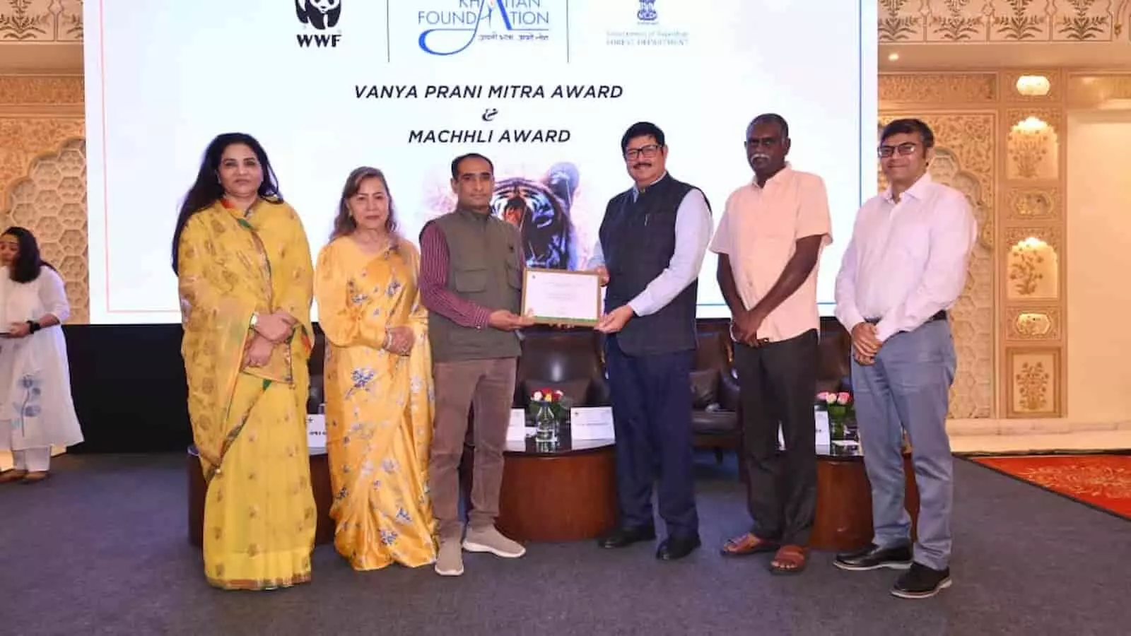 जयपुर में आयोजित राज्य स्तरीय समारोह में अतिथियों के साथ पुरस्कार प्राप्त करते पर्यावरणविद् दर्शन मेनारिया जयपुर में आयोजित राज्य स्तरीय समारोह में अतिथियों के साथ पुरस्कार प्राप्त करते पर्यावरणविद् दर्शन मेनारिया