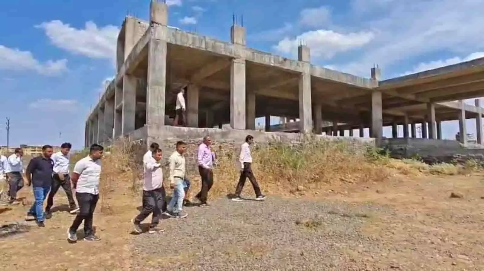 धमोतर पंचायत समिति भवन के निर्माण कार्य का निरीक्षण करते सरकारी अधिकारी और मौजूद प्रशासनिक अमला। धमोतर पंचायत समिति भवन के निर्माण कार्य का निरीक्षण करते सरकारी अधिकारी और मौजूद प्रशासनिक अमला।