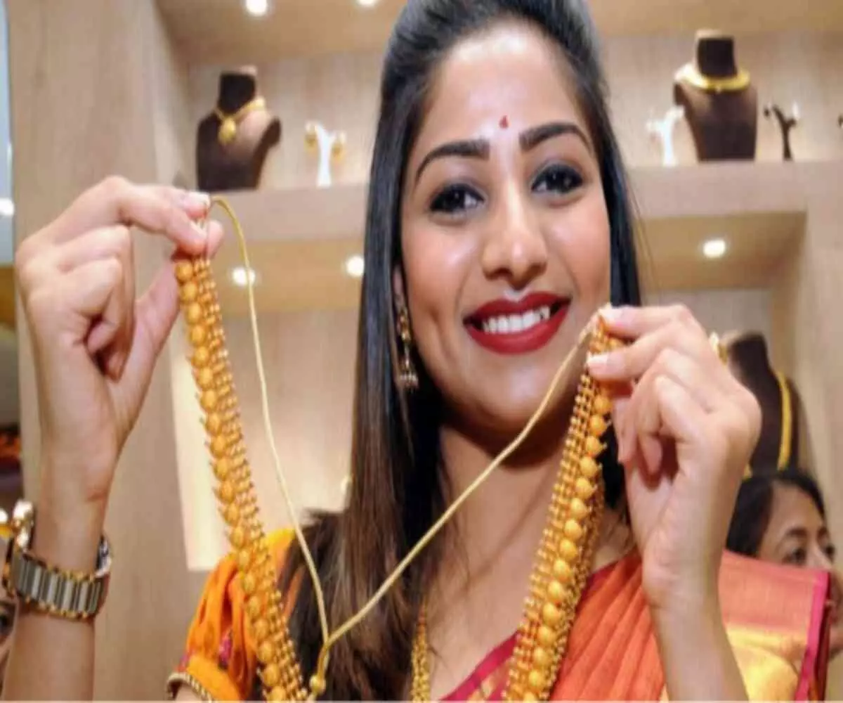 सोने की चमक ने मारी पलटी- डॉलर की सुस्ती बनते ही गोल्ड हुआ बेकाबू- सर्राफा बाजार में उमड़ी खरीदारों की भीड़ सोने की चमक ने मारी पलटी- डॉलर की सुस्ती बनते ही गोल्ड हुआ बेकाबू- सर्राफा बाजार में उमड़ी खरीदारों की भीड़