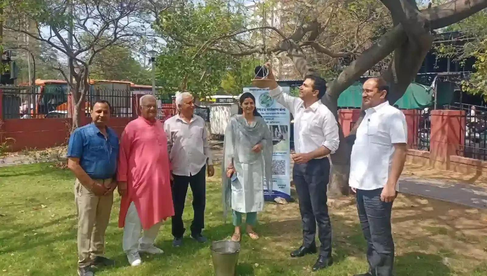 जयपुर कलेक्ट्रेट परिसर में पेड़ पर मिट्टी का परिंडा बांधते हुए जिला कलक्टर डॉ. जितेन्द्र कुमार सोनी। जयपुर कलेक्ट्रेट परिसर में पेड़ पर मिट्टी का परिंडा बांधते हुए जिला कलक्टर डॉ. जितेन्द्र कुमार सोनी।