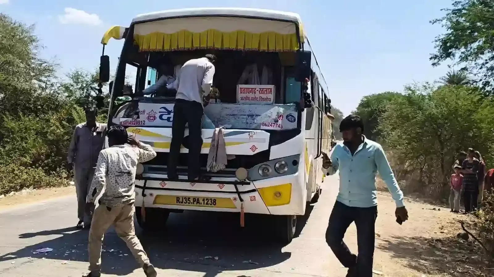 अरनोद में ईंट भट्टे के पास पत्थर लगने से क्षतिग्रस्त कांच वाली यात्री बस और मौके पर उपस्थित लोग। अरनोद में ईंट भट्टे के पास पत्थर लगने से क्षतिग्रस्त कांच वाली यात्री बस और मौके पर उपस्थित लोग।