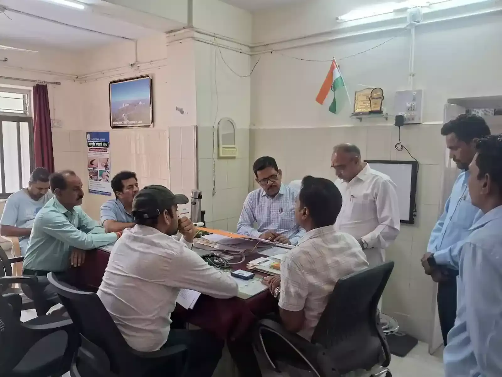 माउंट आबू राजकीय आयुर्वेद चिकित्सालय में उपनिदेशक दिनेश जोशी और स्टाफ निरीक्षण के दौरान चर्चा करते हुए।