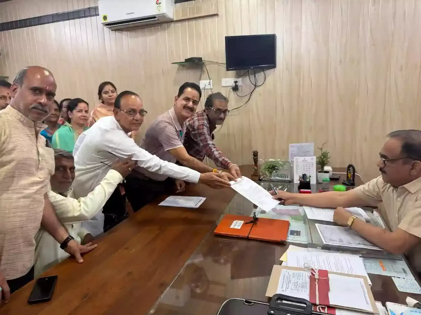 कोटा कलेक्ट्रेट में दाधीच समाज के लोग नागौर मंदिर हमले के विरोध में एडीएम को ज्ञापन सौंपते हुए। कोटा कलेक्ट्रेट में दाधीच समाज के लोग नागौर मंदिर हमले के विरोध में एडीएम को ज्ञापन सौंपते हुए।