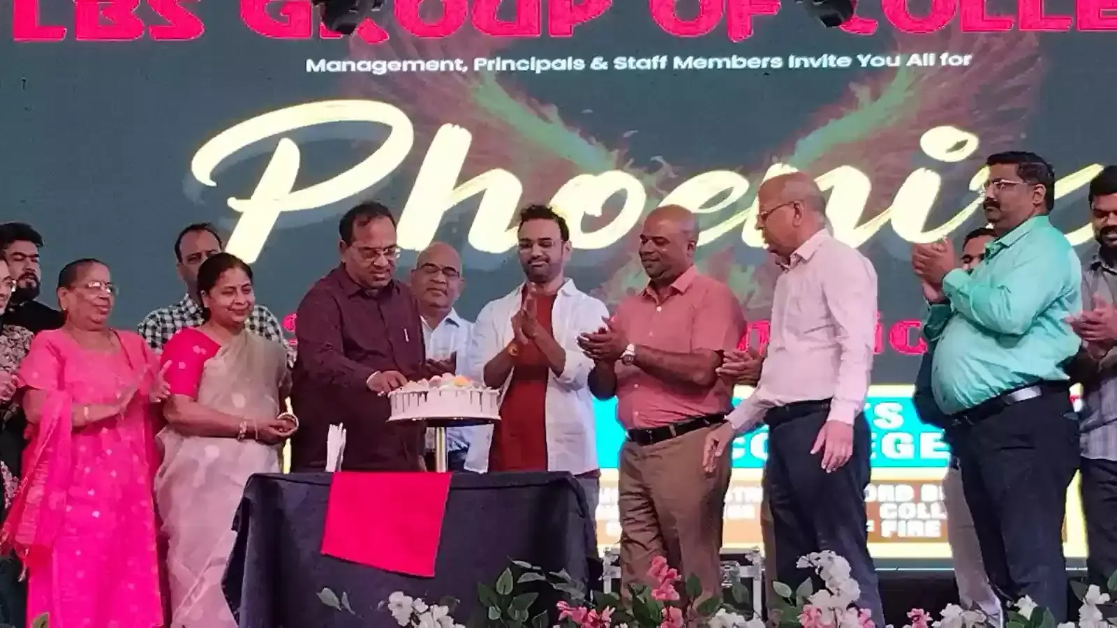 कोटा कलेक्ट्रेट में दाधीच समाज के प्रतिनिधि नागौर मंदिर हमले के विरोध में अतिरिक्त जिला कलेक्टर को ज्ञापन सौंपते हुए। कोटा कलेक्ट्रेट में दाधीच समाज के प्रतिनिधि नागौर मंदिर हमले के विरोध में अतिरिक्त जिला कलेक्टर को ज्ञापन सौंपते हुए।