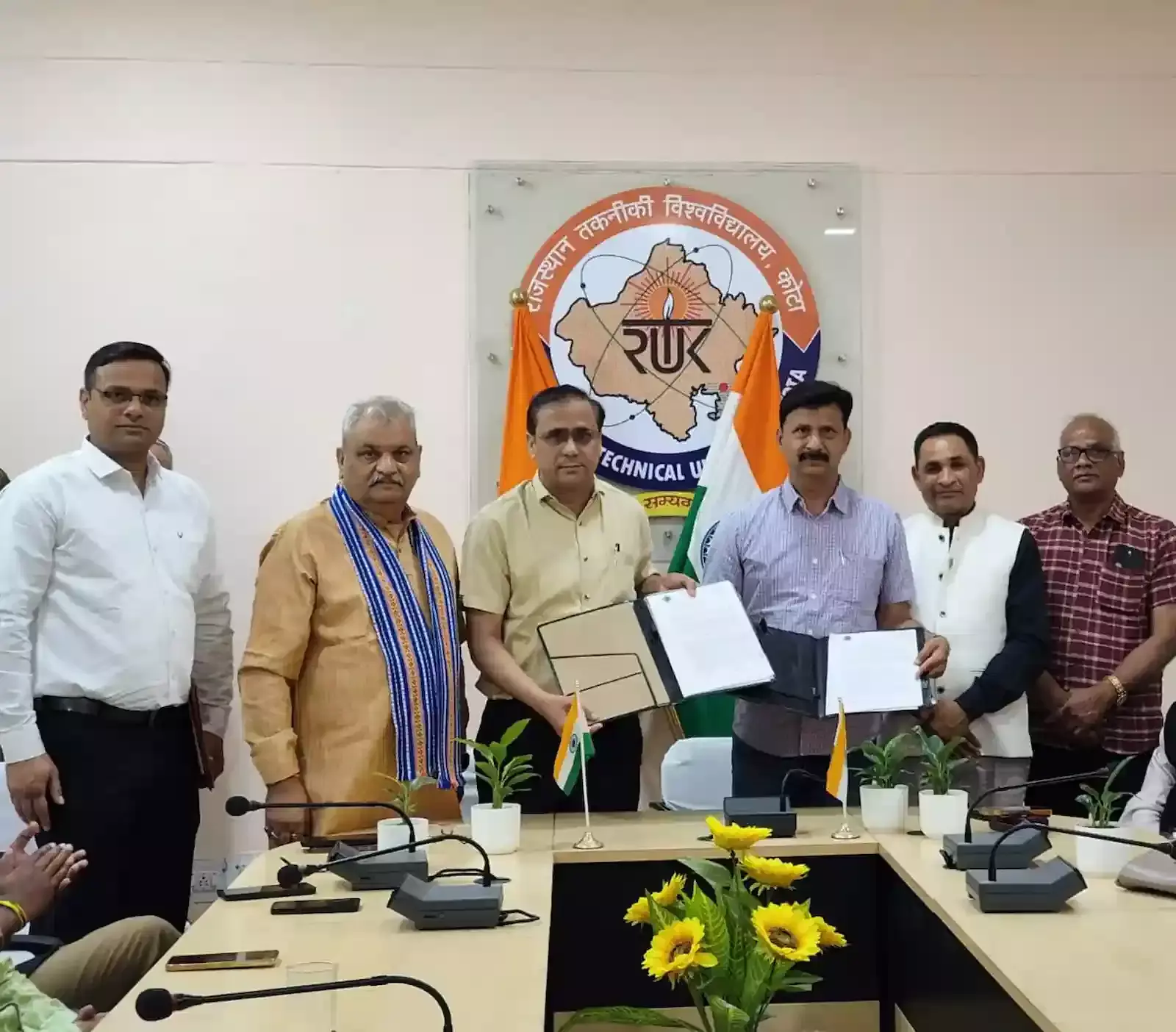 कोटा विश्वविद्यालय में चार विश्वविद्यालयों के कुलपति और हार्टफुलनेस ट्रस्ट के प्रतिनिधि एमओयू साझा करते हुए। कोटा विश्वविद्यालय में चार विश्वविद्यालयों के कुलपति और हार्टफुलनेस ट्रस्ट के प्रतिनिधि एमओयू साझा करते हुए।