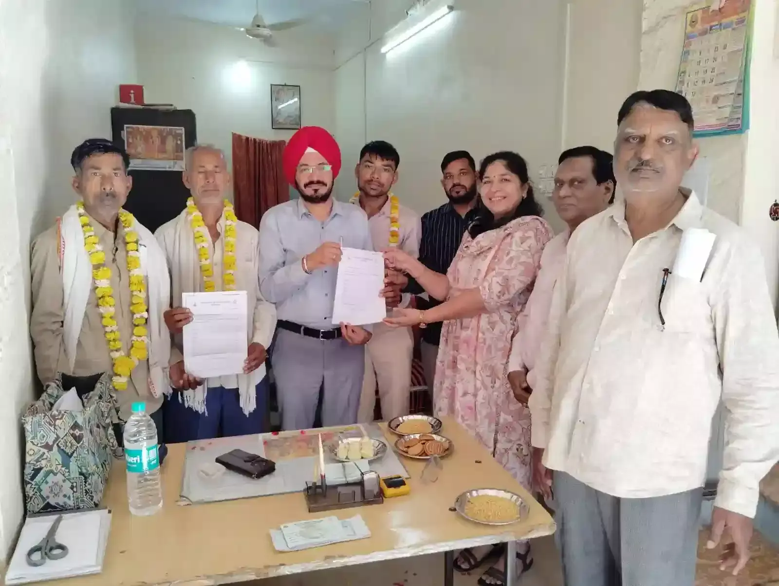 कोटा भूमि विकास बैंक कार्यालय में अधिकारी शिवराज बैरवा को ऋण निस्तारण का प्रमाण पत्र सौंपते हुए। कोटा भूमि विकास बैंक कार्यालय में अधिकारी शिवराज बैरवा को ऋण निस्तारण का प्रमाण पत्र सौंपते हुए।