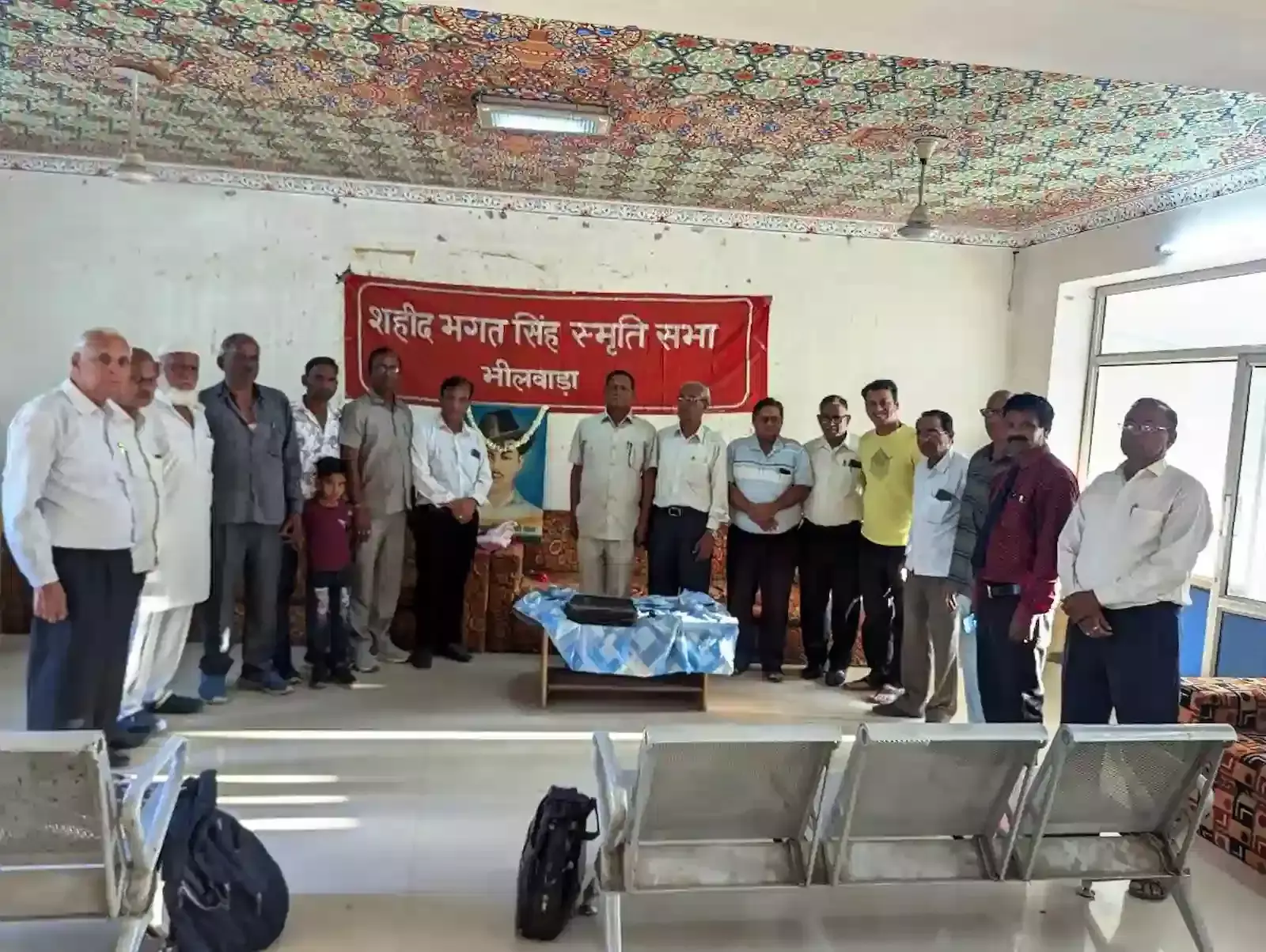 भीलवाड़ा की मानसिंहका धर्मशाला में शहीद भगत सिंह की तस्वीर पर पुष्पांजलि अर्पित करते हुए अतिथि और वक्ता। भीलवाड़ा की मानसिंहका धर्मशाला में शहीद भगत सिंह की तस्वीर पर पुष्पांजलि अर्पित करते हुए अतिथि और वक्ता।