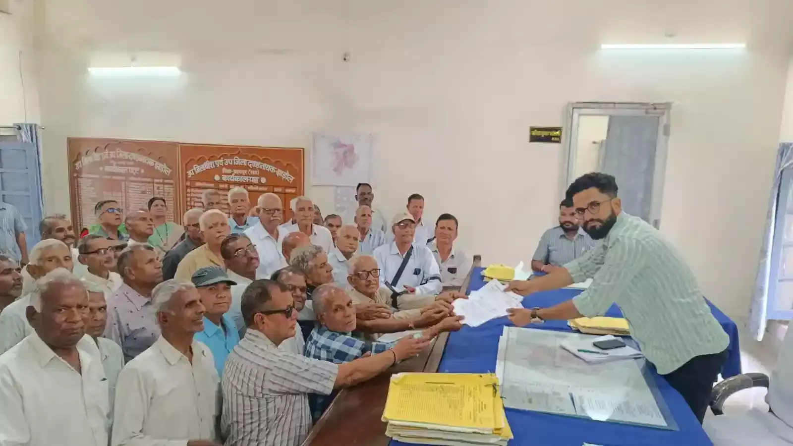 झाड़ोल तहसील कार्यालय के बाहर प्रधानमंत्री के नाम ज्ञापन सौंपते राजस्थान पेंशनर समाज के पदाधिकारी और प्रदर्शनकारी पेंशनभोगी। झाड़ोल तहसील कार्यालय के बाहर प्रधानमंत्री के नाम ज्ञापन सौंपते राजस्थान पेंशनर समाज के पदाधिकारी और प्रदर्शनकारी पेंशनभोगी।