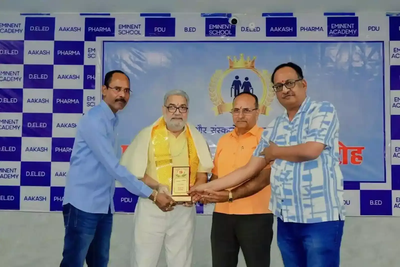 बारां में एमिनेंट और आकाश इंस्टीट्यूट के संयुक्त तत्वाधान में आयोजित सम्मान समारोह के दौरान मंच पर दीप प्रज्वलित करते अतिथि गण। बारां में एमिनेंट और आकाश इंस्टीट्यूट के संयुक्त तत्वाधान में आयोजित सम्मान समारोह के दौरान मंच पर दीप प्रज्वलित करते अतिथि गण।