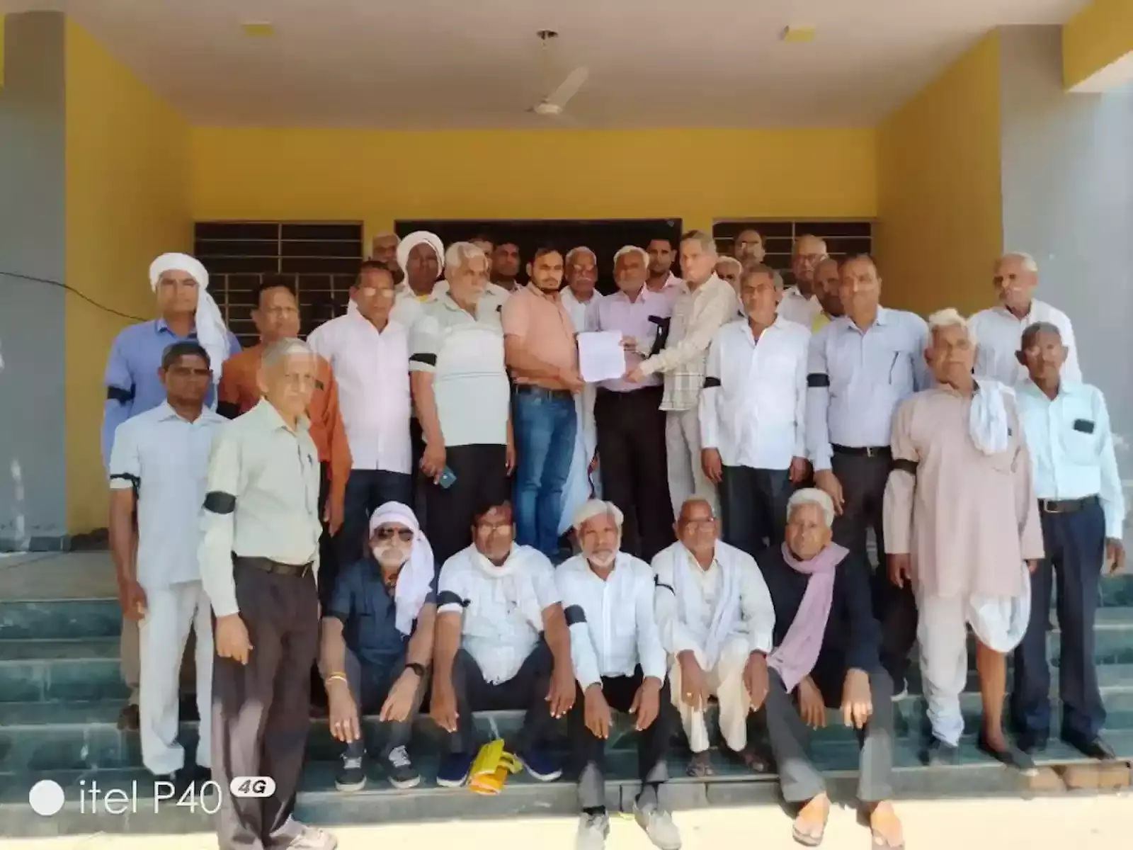 भुसावर में पेंशनर्स समाज के सदस्य हाथों पर काली पट्टी बांधकर विरोध प्रदर्शन और रैली निकालते हुए। भुसावर में पेंशनर्स समाज के सदस्य हाथों पर काली पट्टी बांधकर विरोध प्रदर्शन और रैली निकालते हुए।