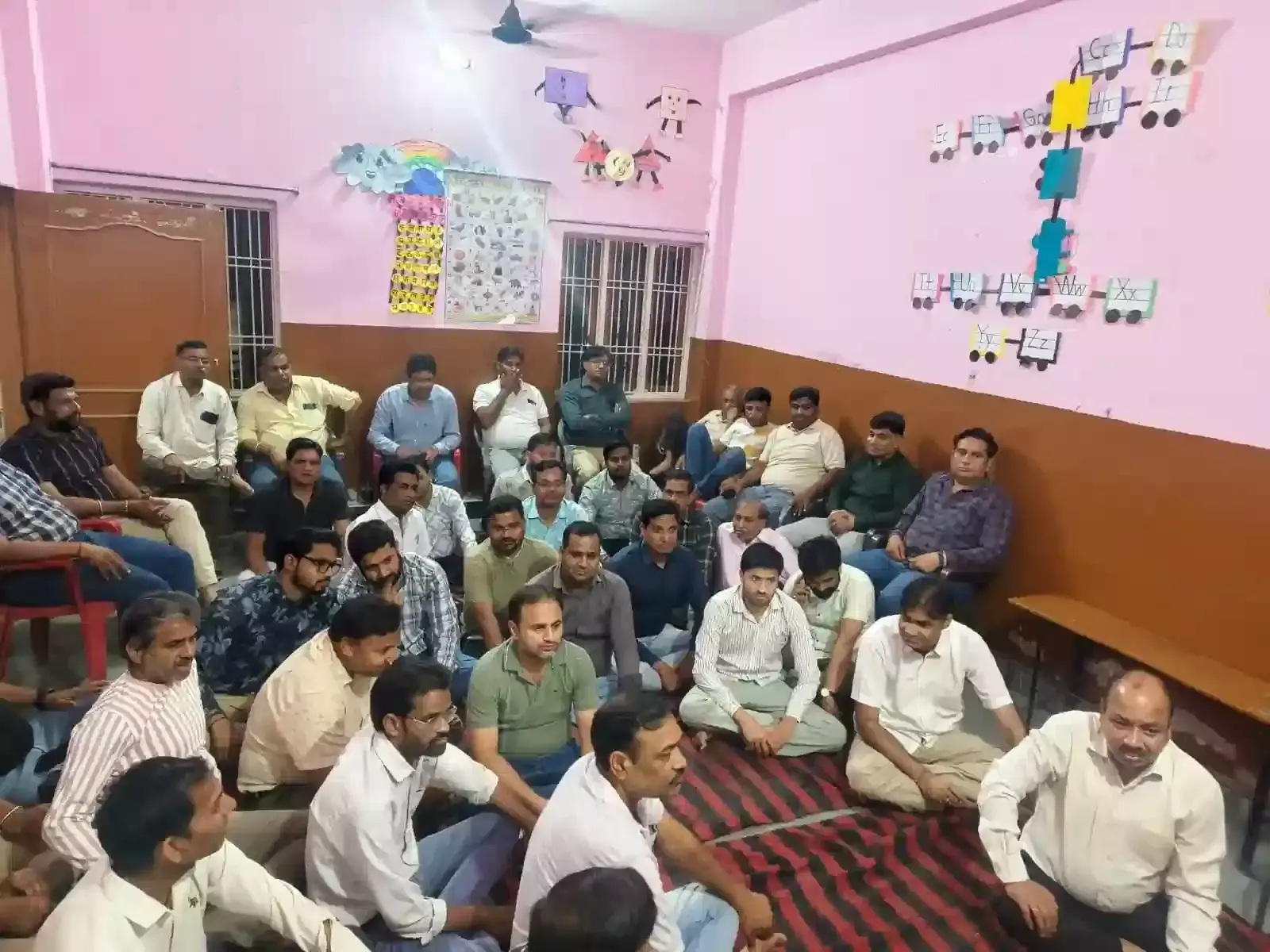 हिंडौन सिटी में महावीर जयंती की बैठक के दौरान चर्चा करते श्री जैन श्वेतांबर पल्लीवाल नवयुवक चैरिटेबल ट्रस्ट के सदस्य। हिंडौन सिटी में महावीर जयंती की बैठक के दौरान चर्चा करते श्री जैन श्वेतांबर पल्लीवाल नवयुवक चैरिटेबल ट्रस्ट के सदस्य।